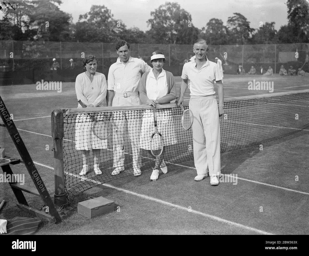 Amerikanische Tennisspielerin, Helen Wills Moody spielt in gemischten Doppel Spiel in Weybridge, Surrey. Juni 1933 Stockfoto