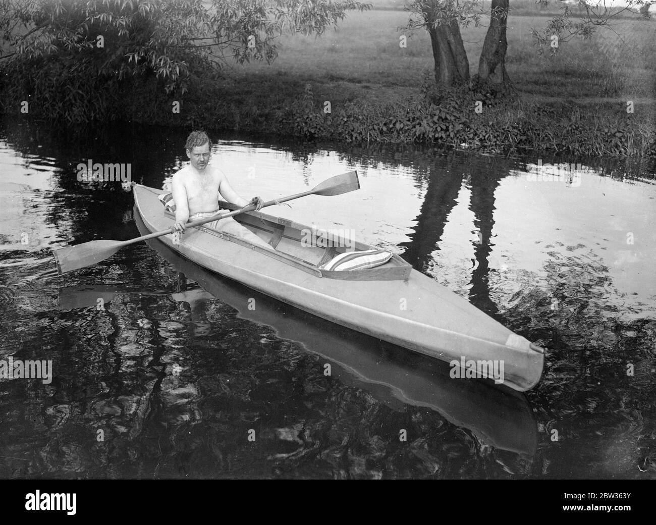 Rennen über den Kanal in zusammenklappbaren Booten . Die Vorbereitungen für ein Rennen über den Kanal in zusammenklappbaren Booten werden in Colnbrook von Sir D ' Arcy Waechter und Kapitän Sarll, der Forscher, der einst Mitglied der Fremdlegion war durchgeführt. Das Rennen wurde teilweise arrangiert, um die Seetüchtigkeit der leichten zusammenklappbaren Boote zu testen. Sir D ' Arcy H Waechter (im Boot) auf dem Wasser bei Colnbrook. 10 Juni 1933 Stockfoto