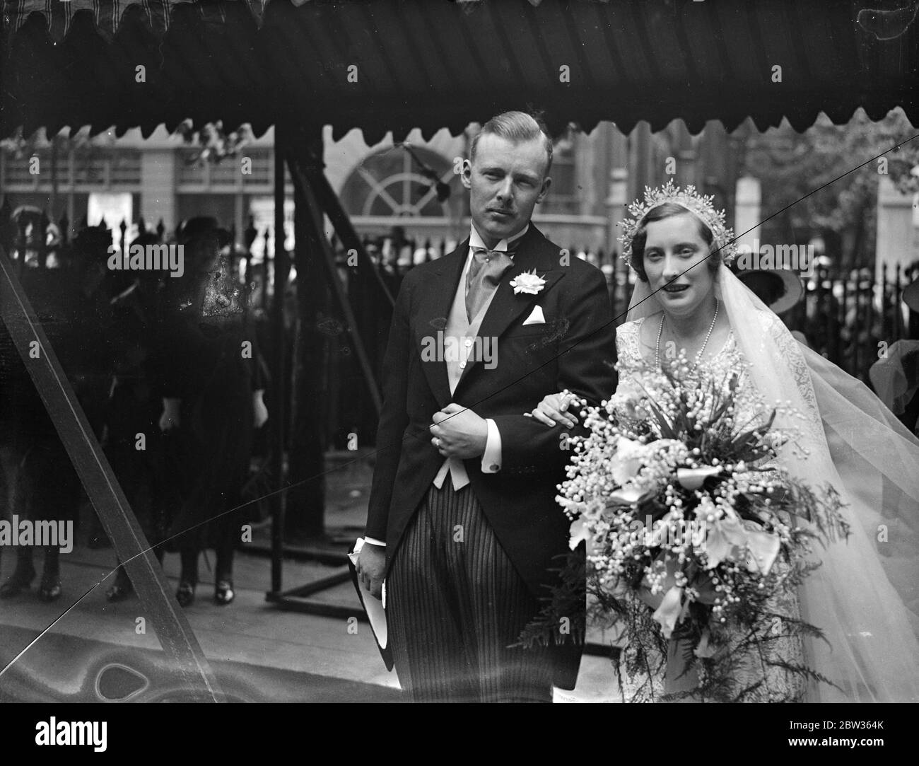 Adoptierte Tochter von Lady Wavetree vermählt. Miss Rosemary Hall Walker, die Adoptivtochter von Lady Wavetree war mit Herrn C L Kayser in St Clement Danes Church, The Strand, London verheiratet. Die Braut und Bräutigam nach der Zeremonie . Juni 1933 Stockfoto