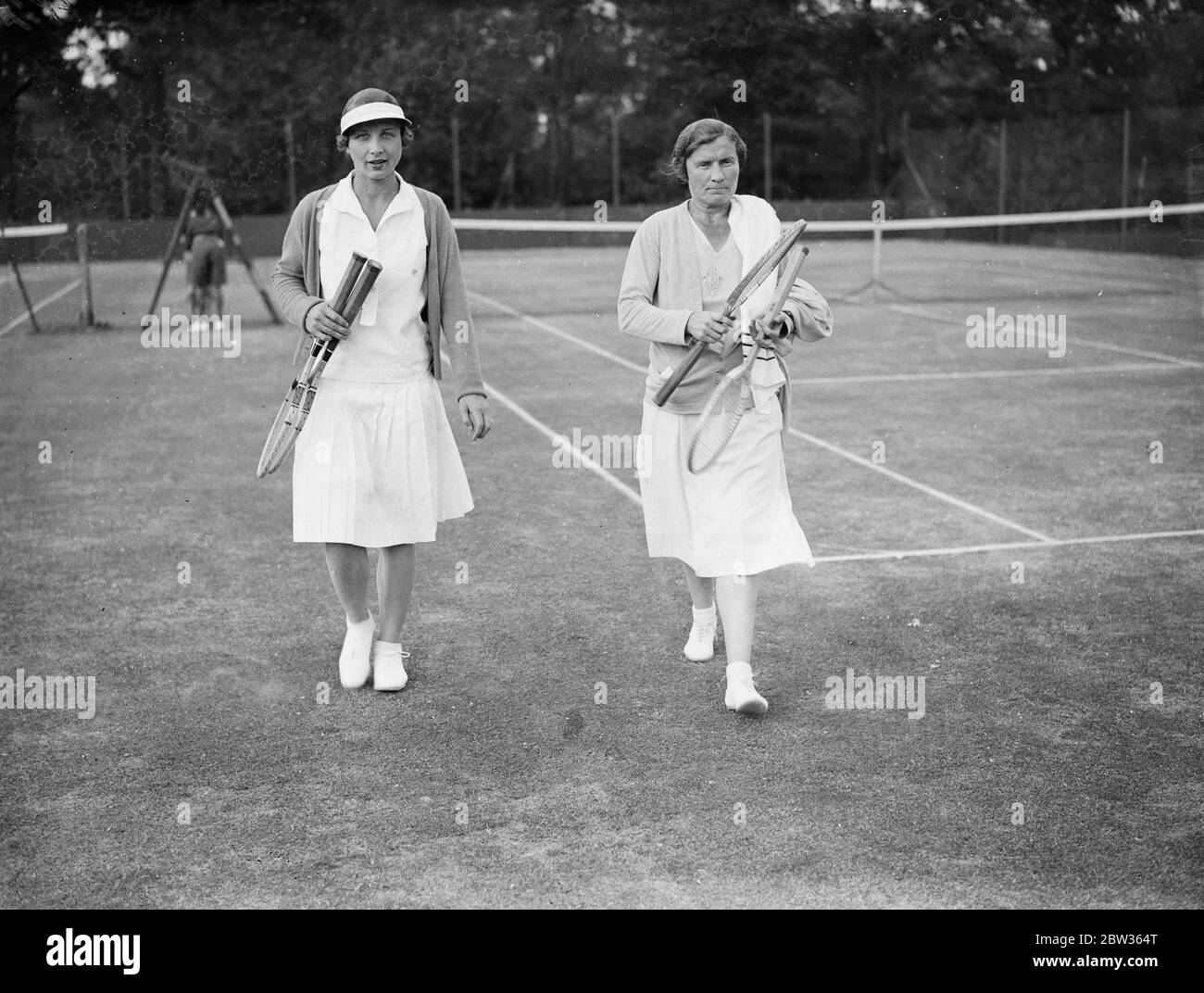 Amerikanische Tennisspielerin, Helen Wills Moody spielt im Doppel Spiel in Weybridge, Surrey. Juni 1933 Stockfoto
