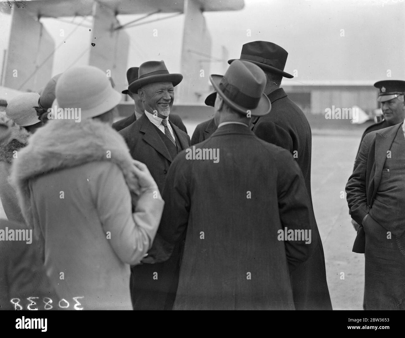 General Smuts kommt per Flugzeug für die Weltwirtschaftskonferenz . General Smuts, der Leiter der südafrikanischen Delegation zur Weltwirtschaftskonferenz, kam am Croydon Aerodrome nach der gesamten Jouney von Kapstadt geflogen. Foto zeigt; General Smuts lächelnd glücklich, als er bei der Ankunft am Croydon Aerodrome begrüßt wurde. 11 Juni 1933 Stockfoto