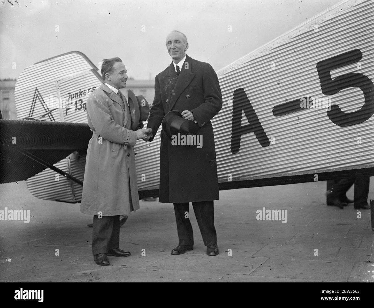 Dr. Engelbert Dollfuss , der österreichische Bundeskanzler fliegt zur Weltwirtschaftskonferenz in Sonderflugzeug nach London. Dr. Engelbert Dollfuss , der österreichische Bundeskanzler flog mit einem Sonderflugzeug nach London, um an der Weltwirtschaftskonferenz teilzunehmen, die am Montag vom König eröffnet wird. Foto zeigt ; Dr. Engelbert Dollfuss aus dem Flugzeug bei der Ankunft in Croydon. 10 Juni 1933 Stockfoto