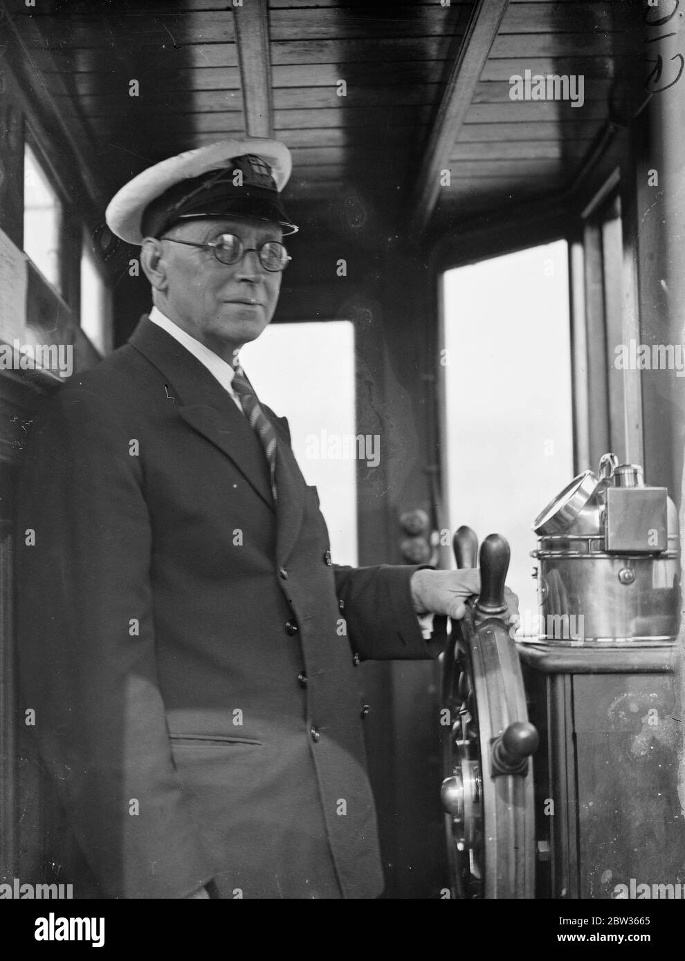 Die Rev John Antle , Superintendent der Columbia Coast Medical Mission , der auch ein erfahrener und zertifizierter Kapitän ist , wird Shorty in einem kleinen 25 Tonnen Motoryacht namens John Antle auf den Atlantik zu überqueren , Aufruf in Neufundland , Dann segeln Sie um die Küste, durch den Panamakanal und nördlich nach Vancouver. Das Schiff ist ein zusätzliches Schiff für die Mission von Rev John Antle, die eine einsame Küste 300 Meilen nördlich von Vanvouver bedient. Es ist gerade von Cannes in Südfrankreich gesegelt. Der Bischof von London, Dr. Winnington Ingram, wird das Schiff in Lambet weihen Stockfoto