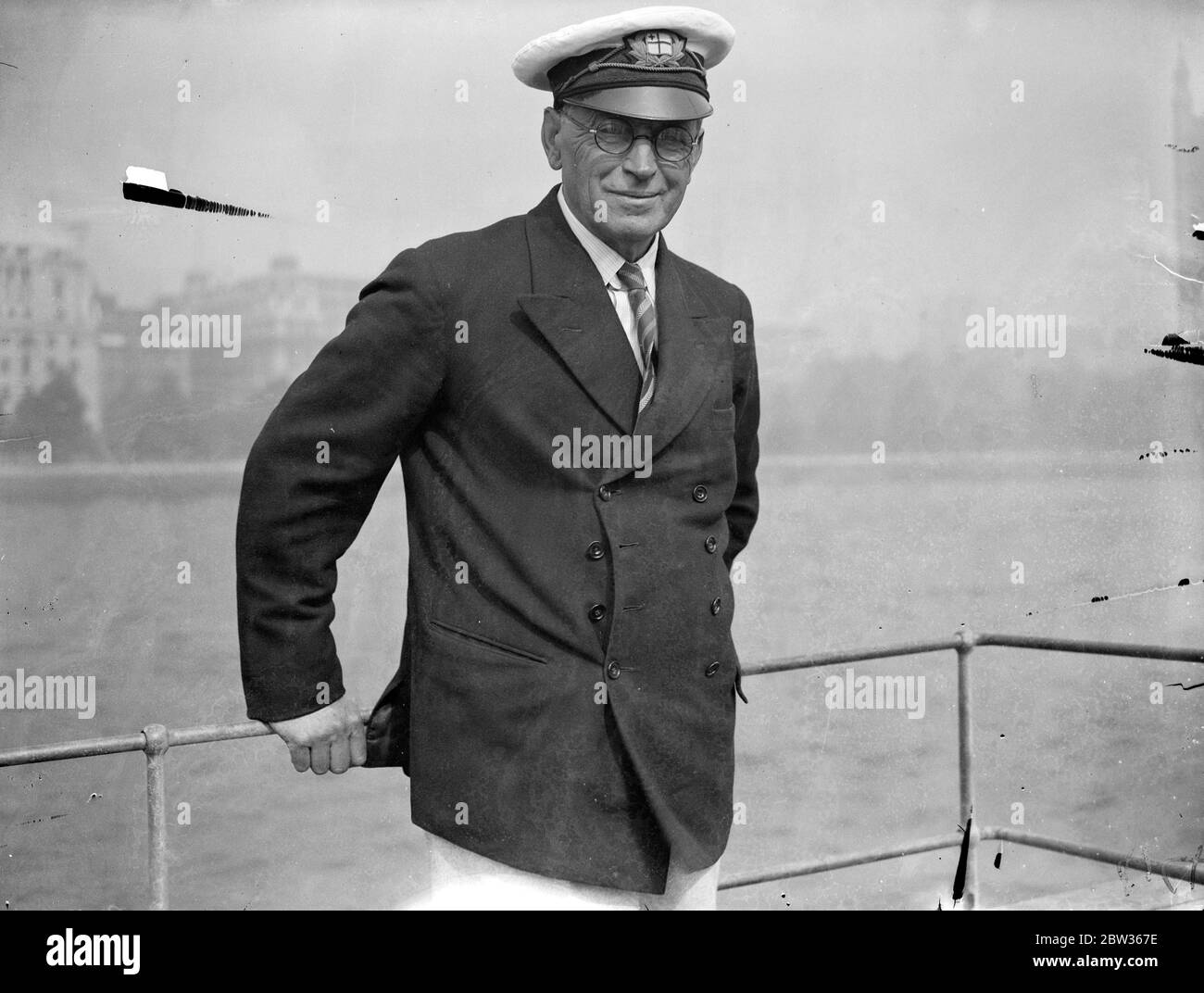 Die Rev John Antle , Superintendent der Columbia Coast Medical Mission , der auch ein erfahrener und zertifizierter Kapitän ist , wird Shorty in einem kleinen 25 Tonnen Motoryacht namens John Antle auf den Atlantik zu überqueren , Aufruf in Neufundland , Dann segeln Sie um die Küste, durch den Panamakanal und nördlich nach Vancouver. Das Schiff ist ein zusätzliches Schiff für die Mission von Rev John Antle, die eine einsame Küste 300 Meilen nördlich von Vanvouver bedient. Es ist gerade von Cannes in Südfrankreich gesegelt. Der Bischof von London, Dr. Winnington Ingram, wird das Schiff in Lambet weihen Stockfoto