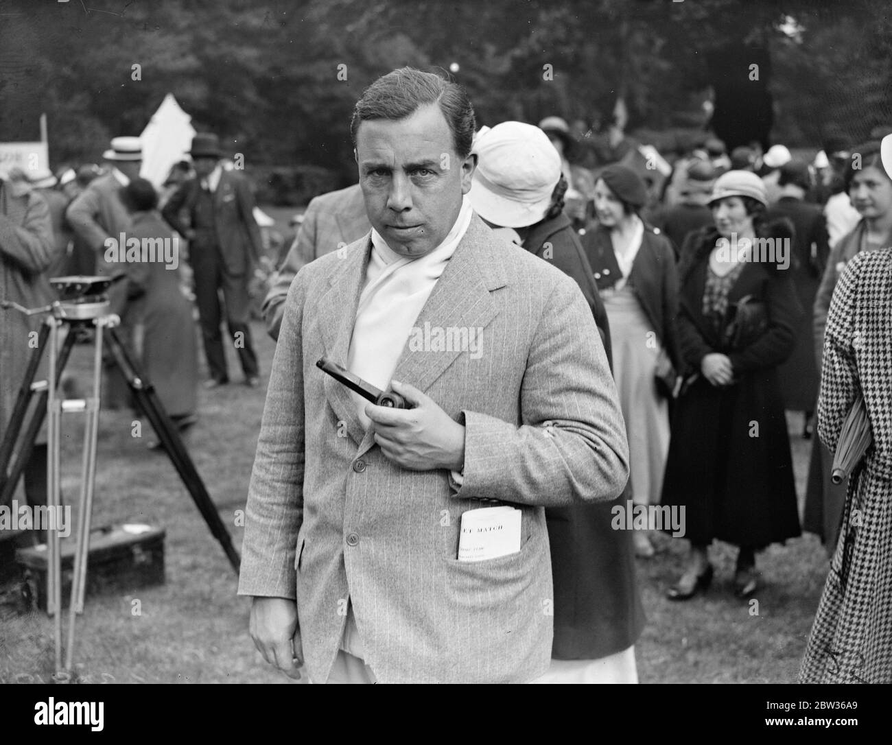Autor J B Priestley bei einer Outdoor-Veranstaltung mit Menschenmengen und Kamerastativ im Hintergrund Stockfoto