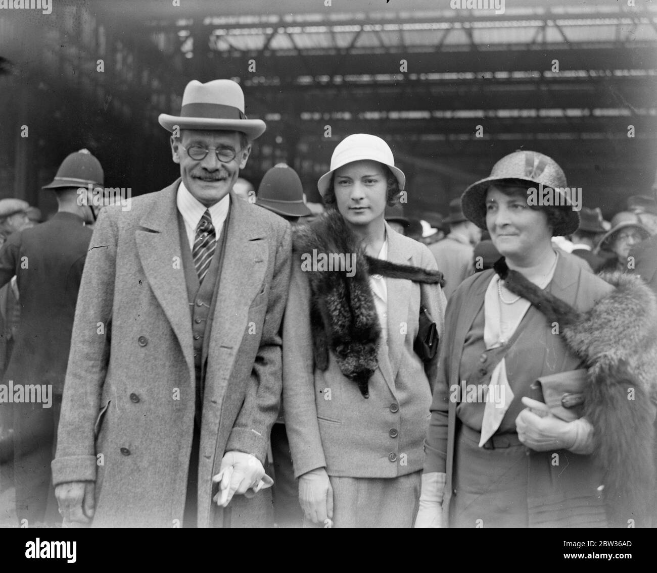 Lord und Lady Clarendon kommen nach Hause aus Südafrika für die Hochzeit der Tochter. Lord Clarendon, der Generalgouverneur von Südafrika, und Lady Clarendon, nach Hause gekommen. Sie sind in erster Linie gekommen, um an der Hochzeit ihrer einzigen Tochter, Lady Joan Villiers, zu Mr. Gc Newman am 27. Juni in der Hampstead Parish Church teilzunehmen. Foto zeigt, der Earl und Gräfin von Clarendon mit ihrer Tochter, Lady Joan Villiers, zu besuchen, deren Hochzeit sie aus Südafrika zurückgekehrt sind, in Waterloo Station, London, bei der Ankunft. 19 Juni 1933 Stockfoto