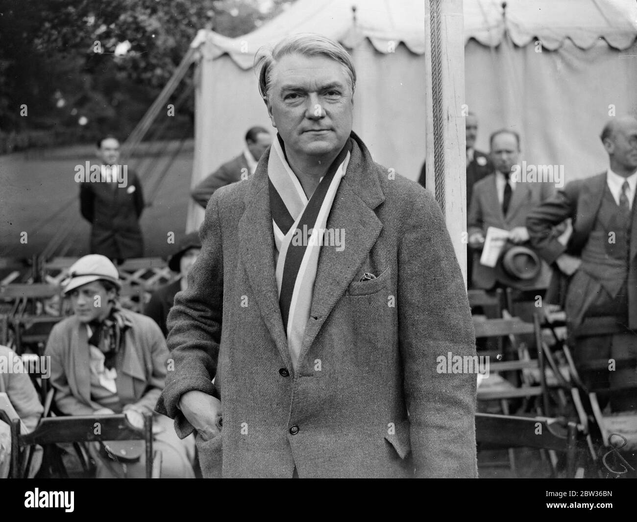 Autor John Drinkwater bei einer Outdoor-Veranstaltung mit Stühlen und Zelt im Hintergrund Stockfoto