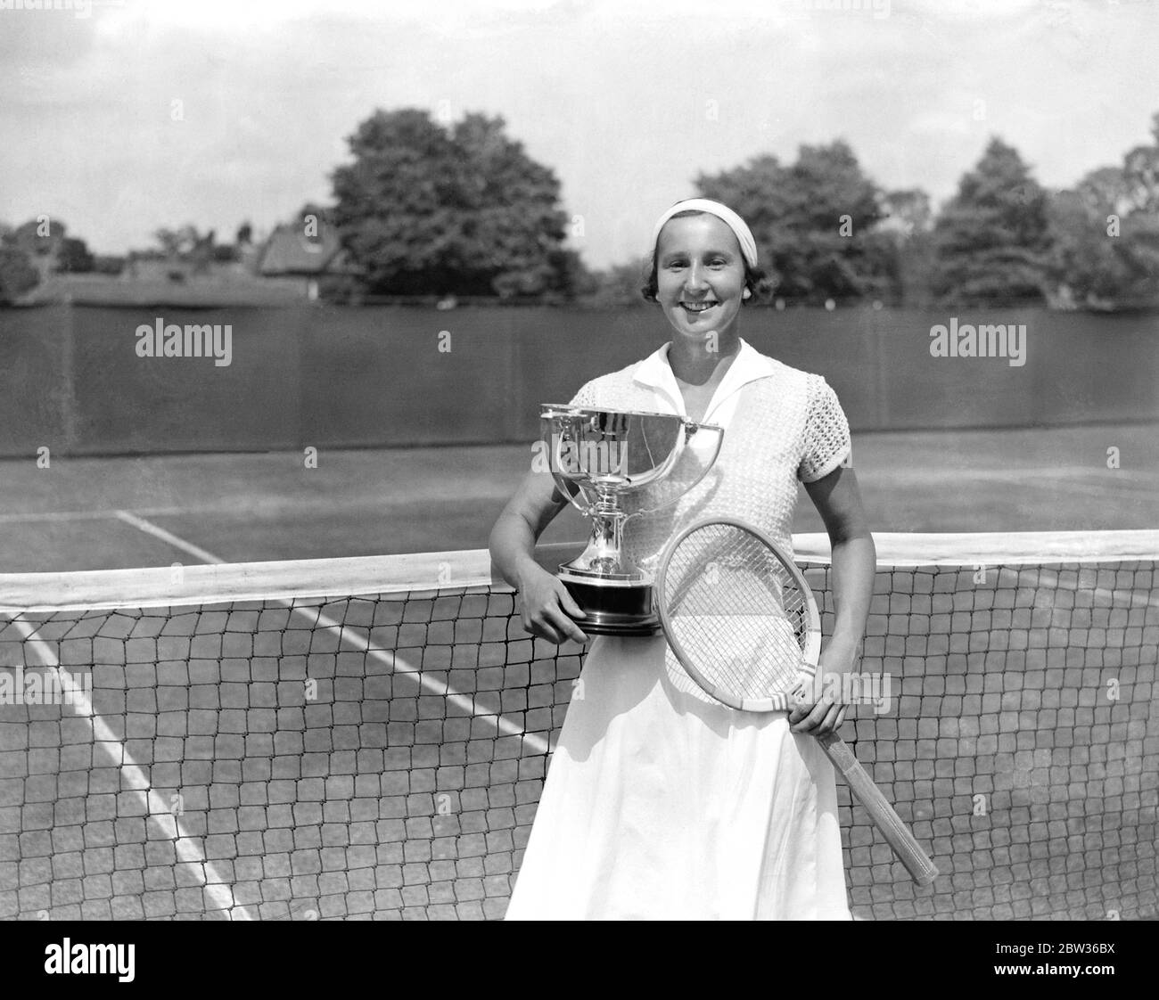 Miss Dorothy Runde siegreich in Frauen Singles der Kent-Meisterschaften. Miss Dorothy Round besiegte Frau Michel in den Frauen-Singles der Kent all Comers Tennis Championship in Beckenham . Foto zeigt Miss Dorothy Runde auf dem Tennisplatz mit dem Championship Cup . 17 Juni 1933 Stockfoto