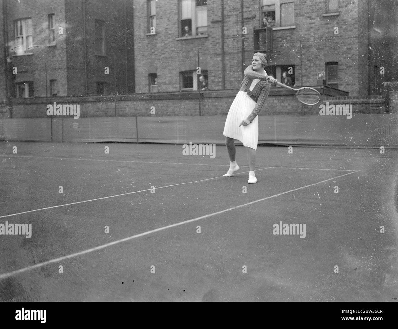 Paddington Rasen Tennis Turnier Finale . Frau Fearnley Whittingstall traf Miss E R Clarke, im Frauen-Finale des Paddington Rasen Tennis Club Turnier, London. Foto zeigt, Frau Fearnley Whittingstall in Fine Action gegen Miss E R Clarke. April 1932 Stockfoto