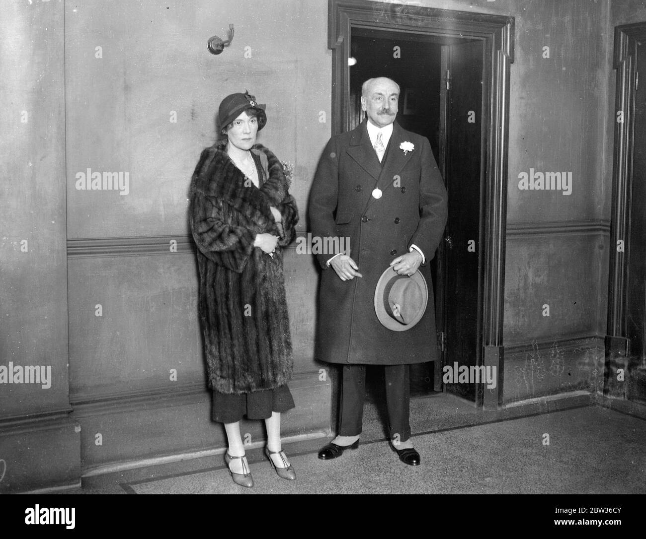 Brenda Lady Dufferin und Ava vermählt . Die Hochzeit von Breda Marchioness von Dufferin und Ava, deren erster Ehemann in der Meopham Luftkatastrophe getötet wurde, zu Captain Somers Somerset, fand ruhig im Princes Row-Registerbüro in London statt. Nach der Heirat, durch den ausdrücklichen Wunsch ihres Sohnes Lord Dufferin, Lady Dufferin behält ihren heutigen Namen und Titel. Die Hochzeit ihrer Tochter Lady Veronica Blackwood war vor kurzem eines der großen gesellschaftlichen Ereignisse. Das Foto zeigt, die Braut und Bräutigam nach der Zeremonie. 28. Januar 1932 Stockfoto