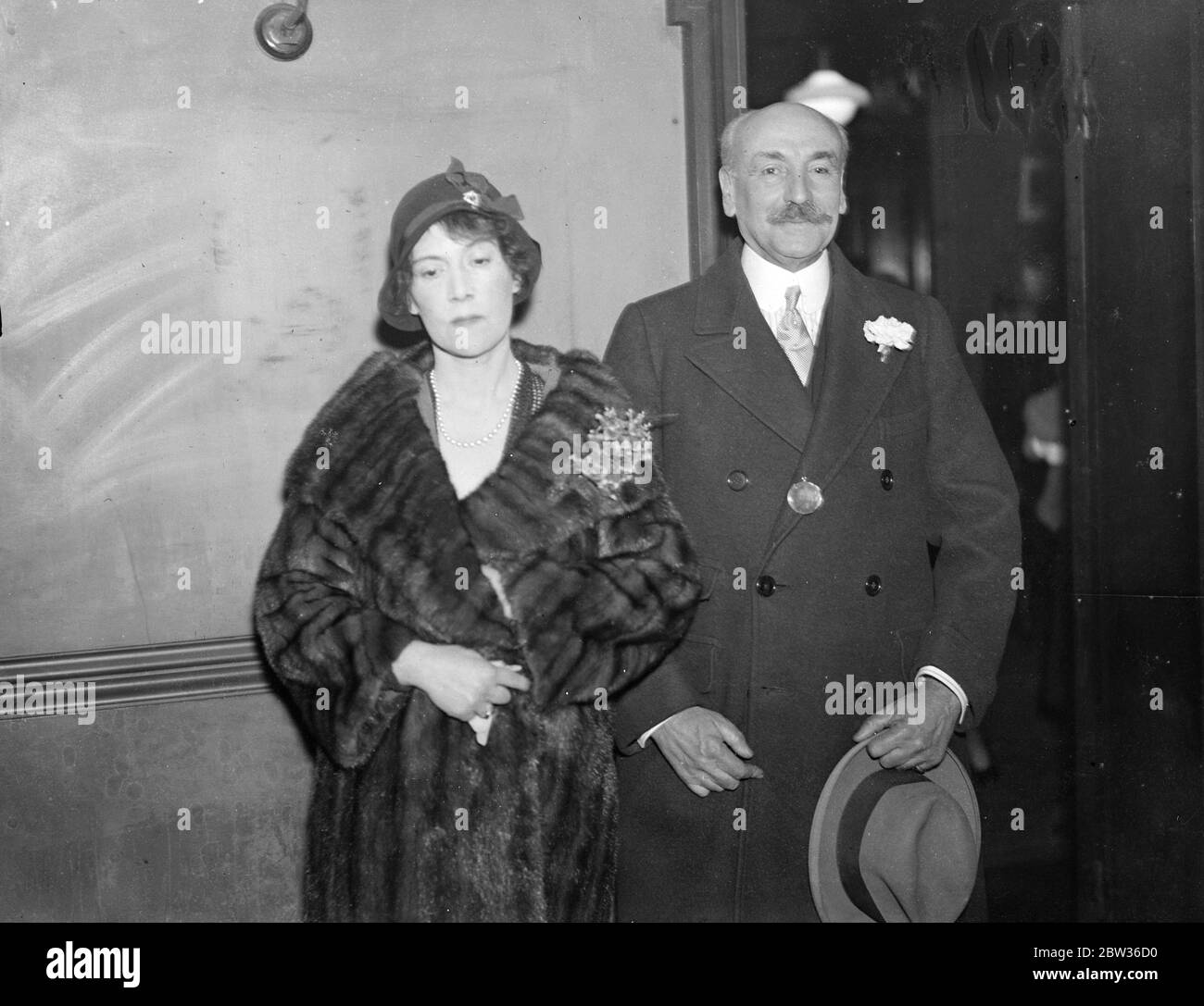 Brenda Lady Dufferin und Ava vermählt . Die Hochzeit von Breda Marchioness von Dufferin und Ava, deren erster Ehemann in der Meopham Luftkatastrophe getötet wurde, zu Captain Somers Somerset, fand ruhig im Princes Row-Registerbüro in London statt. Nach der Heirat, durch den ausdrücklichen Wunsch ihres Sohnes Lord Dufferin, Lady Dufferin behält ihren heutigen Namen und Titel. Die Hochzeit ihrer Tochter Lady Veronica Blackwood war vor kurzem eines der großen gesellschaftlichen Ereignisse. Das Foto zeigt, die Braut und Bräutigam nach der Zeremonie. 28. Januar 1932 Stockfoto