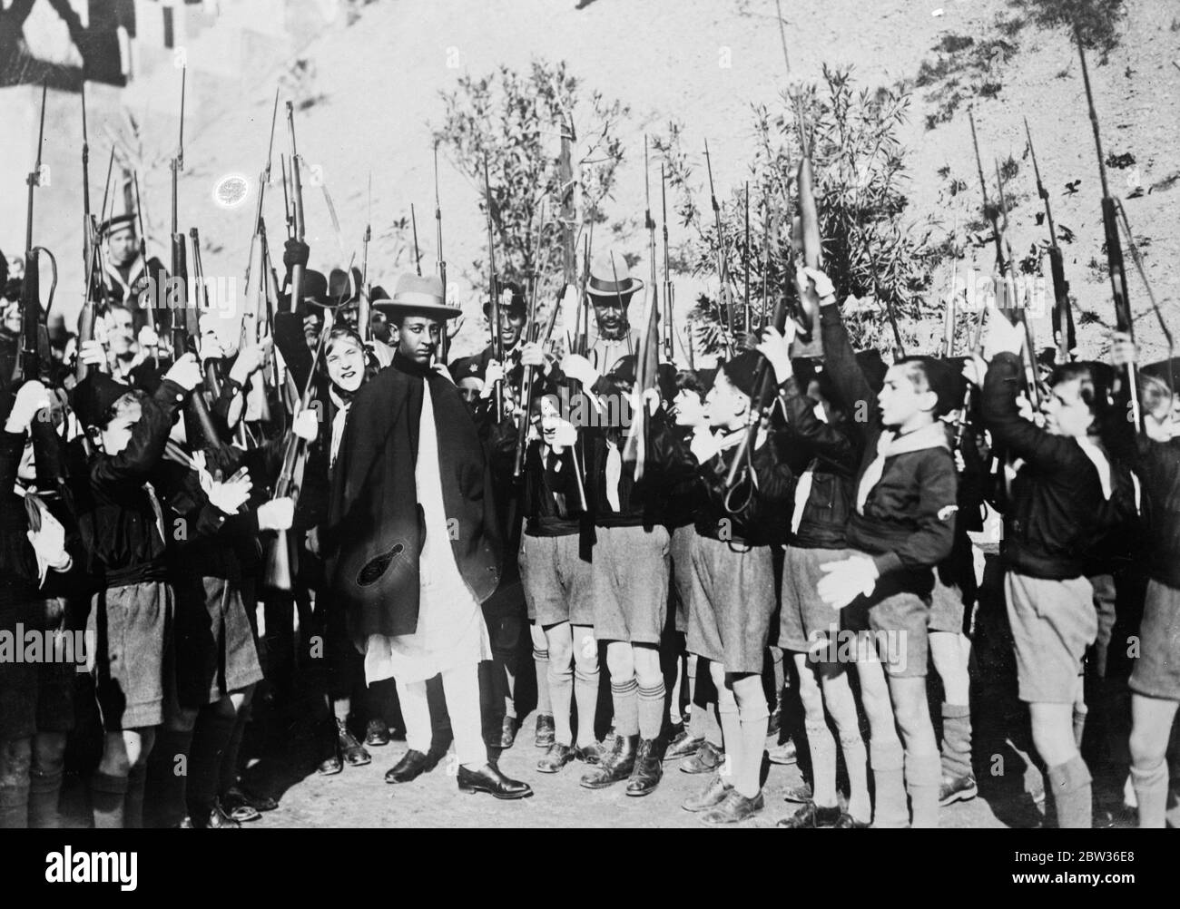 Kronprinz von Äthiopien Asfa Wossen von jungen Faschisten begrüßt. Junge Faschisten begrüßen den Kronprinzen von Äthiopien, als er während seines Aufenthalts in Rom ihre Ausbildungsräume in Balilla besuchte. 28. Januar 1932 Stockfoto