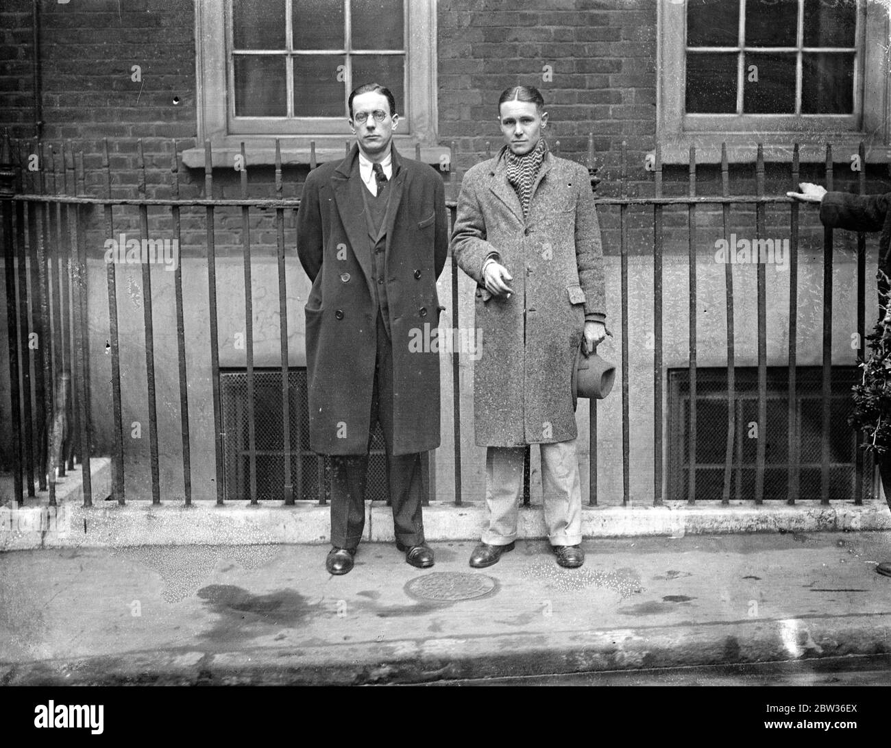 Eine erstaunliche Geschichte von zwei Jugendlichen von neunzehn, die mit £100 zwischen ihnen begann von Freemantle in West-Australien, um die Welt zu erkunden, wird in erzählt ' nicht mehr unschuldig ' ein Buch von Herrn Ivan Goff und Herrn E W Irwin , das gerade veröffentlicht wurde . Die beiden Autoren sind nun in London. Die Abenteuer in dem Buch aufgezeichnet gehören ein Aufenthalt in einem einheimischen Dorf der Fidschi-Inseln, ein katastrophaler Versuch, verstauen in einem Pazifik-Liner nach Kanada gebunden, eine Amtszeit in einem Glücksspiel-Schiff vor der kalifornischen Küste, Und eine "Hike-Wanderung" quer durch Amerika nach New York. Photo Show, Mr. E W Irwin ( Stockfoto