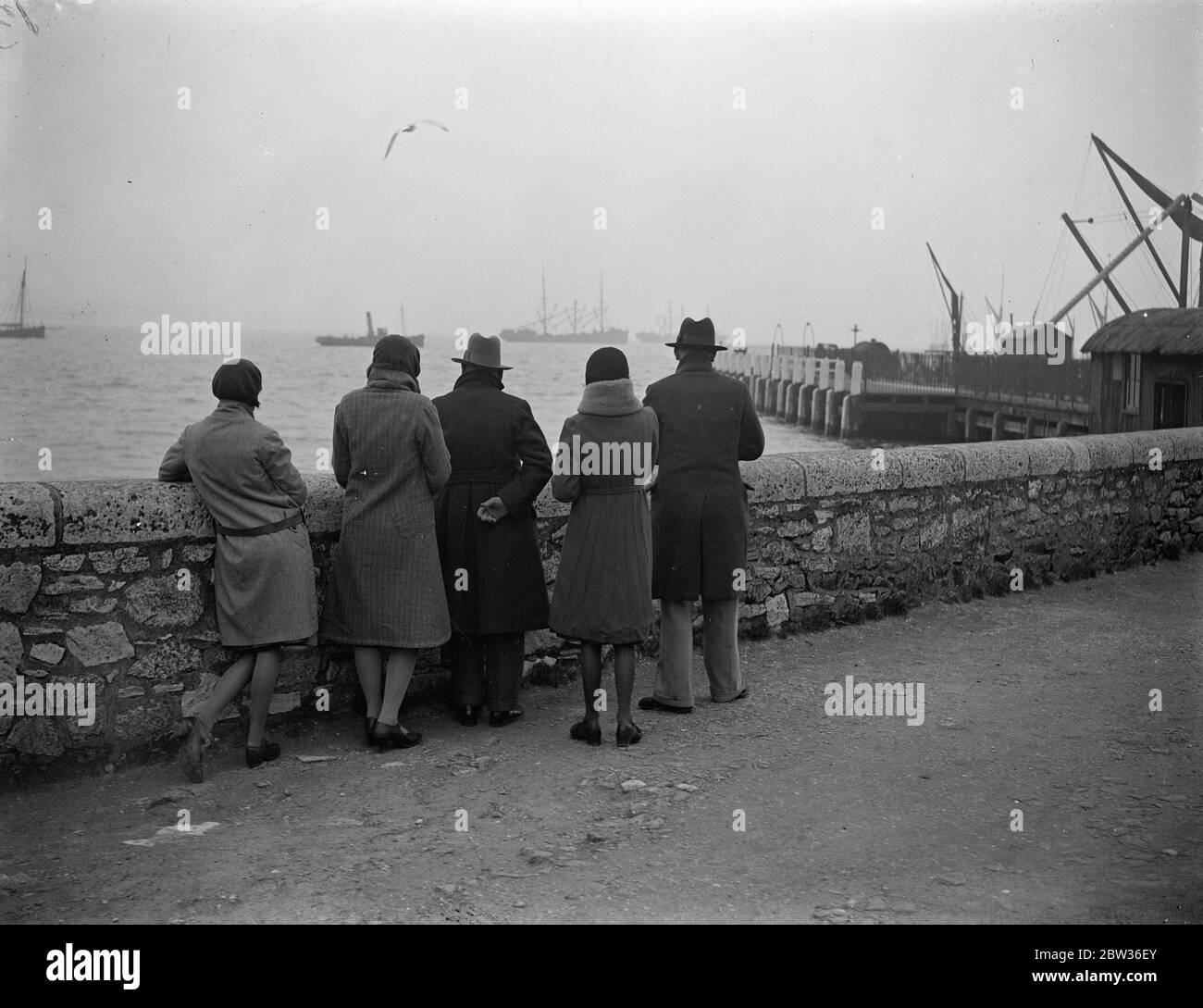 Hoffnung gegen Hoffnung in Portland. Freunde und Verwandte warten vergeblich auf Nachricht von vermissten U-Boot-Besatzung. Freunde von Männern in der U-Boot-M2 verschwanden in Lyme Bay, Dorset, Großbritannien, am 26. Januar , Warten auf den Hafen für die neuesten Nachrichten über das fehlende U-Boot , die nicht kommen . 28. Januar 1932 Stockfoto