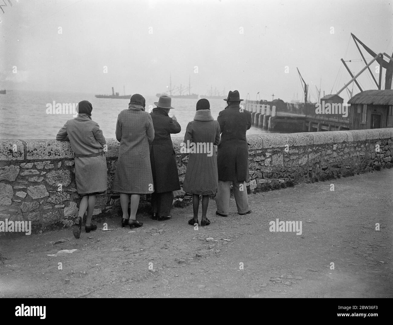 Hoffnung gegen Hoffnung in Portland. Freunde und Verwandte warten vergeblich auf Nachricht von vermissten U-Boot-Besatzung. Freunde von Männern in der U-Boot-M2 verschwanden in Lyme Bay, Dorset, Großbritannien, am 26. Januar , Warten auf den Hafen für die neuesten Nachrichten über das fehlende U-Boot , die nicht kommen . 28. Januar 1932 Stockfoto