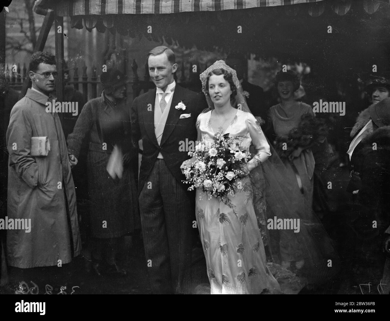 Tochter von Kalkutta High Court Richter vermählt in London. Die Ehe von Basil Robertson , ältester Sohn von Dr. T A Goodfellow , C B E , und Frau Goodfellow von Manchester , und Pamela , ältere Tochter des Jon Mr Justice Costello , High Court , Kalkutta , Und Frau Costello, fand in der Kirche von St Clement Danes, Strand, London. Foto zeigt, die Braut und Bräutigam nach der Zeremonie. 25. November 1933 Stockfoto