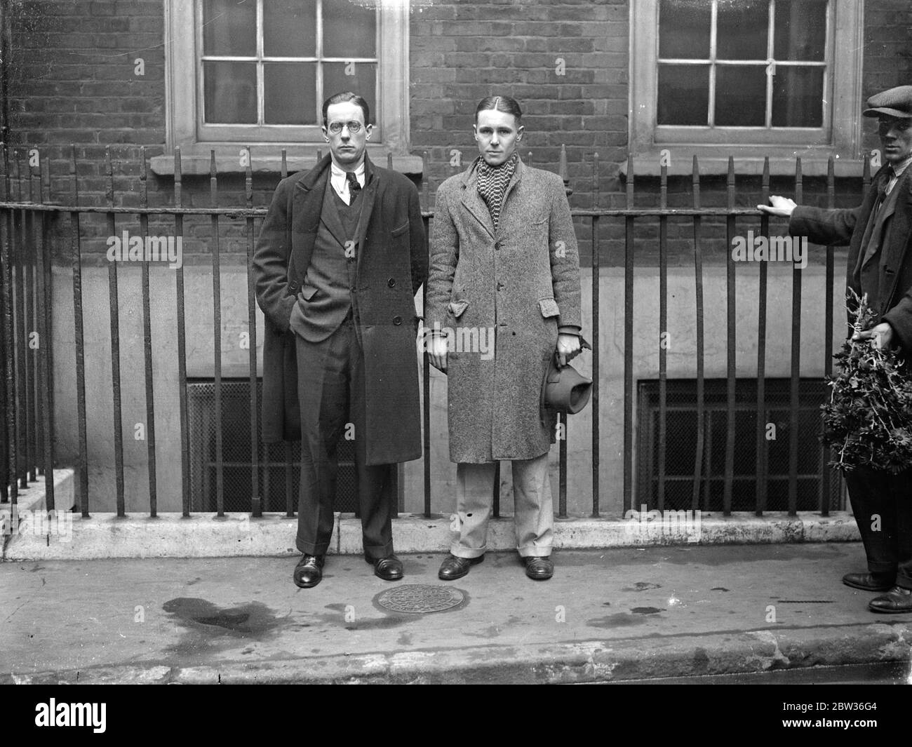 Eine erstaunliche Geschichte von zwei Jugendlichen von neunzehn, die mit £100 zwischen ihnen begann von Freemantle in West-Australien, um die Welt zu erkunden, wird in erzählt ' nicht mehr unschuldig ' ein Buch von Herrn Ivan Goff und Herrn E W Irwin , das gerade veröffentlicht wurde . Die beiden Autoren sind nun in London. Die Abenteuer in dem Buch aufgezeichnet gehören ein Aufenthalt in einem einheimischen Dorf der Fidschi-Inseln, ein katastrophaler Versuch, verstauen in einem Pazifik-Liner nach Kanada gebunden, eine Amtszeit in einem Glücksspiel-Schiff vor der kalifornischen Küste, Und eine "Hike-Wanderung" quer durch Amerika nach New York. Photo Show, Mr. E W Irwin ( Stockfoto