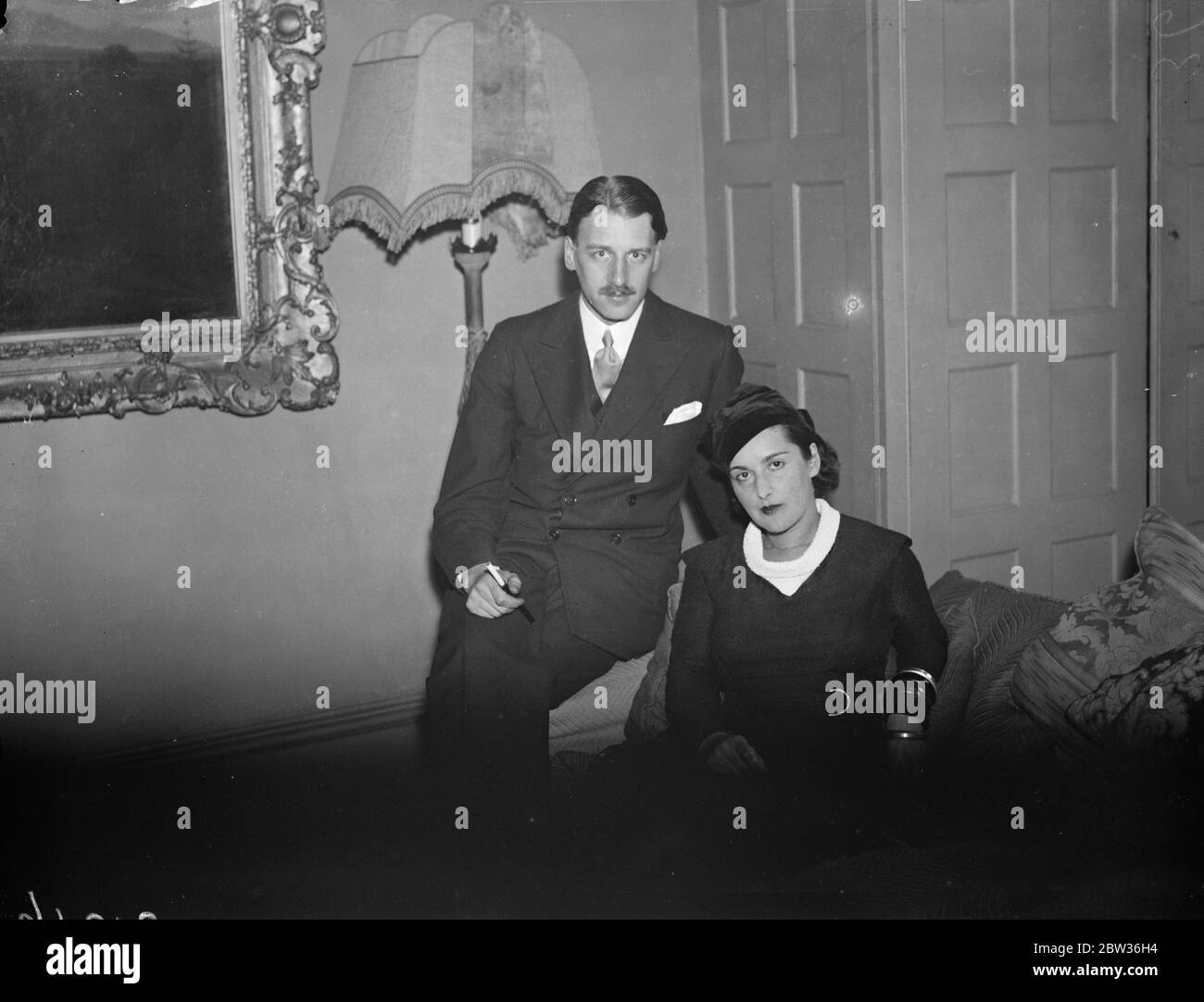 Die Hochzeit findet im Herbst von Baron Constantine Stackelberg, nur Sohn von Baron Nicolai, ehemaliger Meister der Zeremonien des Kaisers von Russland, und Baronin Helene Stackelberg von Poeddes, Estland, Und Madame Madeleine Soldatenkov, Nichte von Martin Vogel, ehemaliger Sub-Schatzmeister der Vereinigten Staaten, und Frau Vogel. Baron Constantine Stackelberg und Madame Madeleine Soldatenkov fotografierten gemeinsam in London nach der Bekanntgabe ihres Engagements. Bis 17. August 1933 Stockfoto