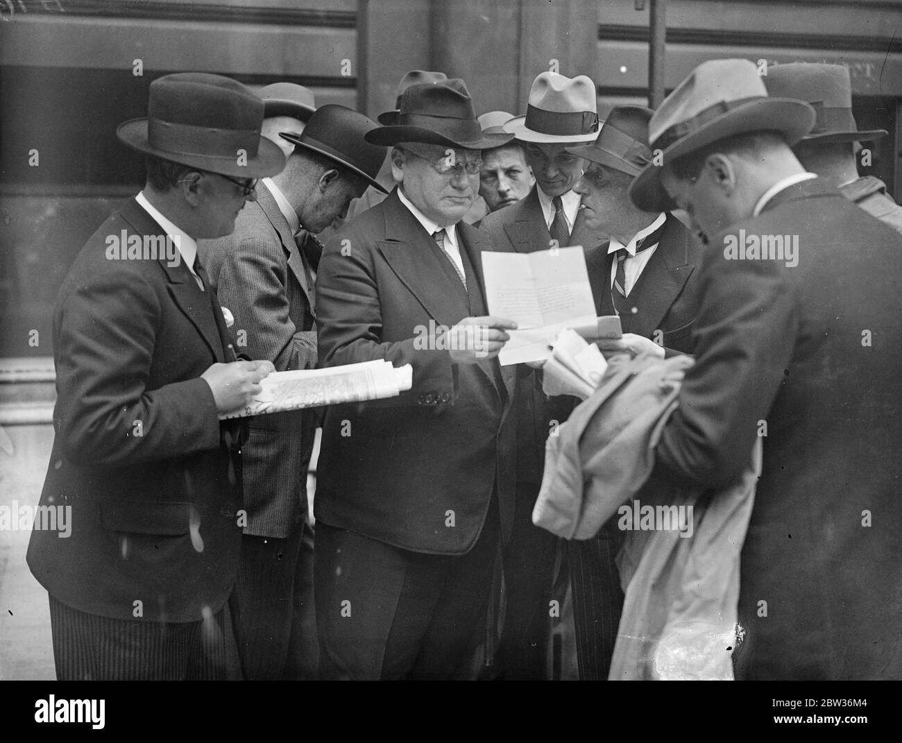 M Litvinoff trifft Sir John Simon. Herr Litvinoff , der sowjetische Kommissar für auswärtige Angelegenheiten, traf Sir John Simon im Auswärtigen Amt zu einer Diskussion über das Handelsembargo und die Position der britischen Ingenieure, Herrn Thornton und Herrn Macdonald, die jetzt in Moskau inhaftiert sind. Foto zeigt ; M Litvinoff nach dem Verlassen des Auswärtigen Amtes und von Journalisten zum Ergebnis der Gespräche interviewt . 26 Juni 1933 Stockfoto