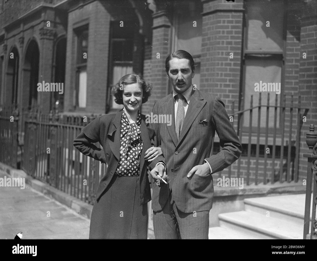 Lord Ebury vermählt heimlich die Nichte des Abgeordneten. Lord Ebury, der erst 19 Jahre alt ist, wurde im Standesamt von Kensington mit Miss Anne Acland - Troyte, der 21-jährigen Nichte des Oberstleutnants C. J. Acland - Troyte, MP für Tiverton, verheiratet. Eine Menge hatte vor der Kasse in Erwartung der Ankunft des jungen Paares gewartet, aber abdriftete. Die Braut und der Bräutigam gingen dann unsichtbar hinein. Als sie kurz vor ihrer geheimen Ehe fotografiert wurden, erklärten Lord Ebury und seine Verlobte, dass sie wochenlang nicht verheiratet sein würden. Foto zeigt ; Lord Ebury und Miss Ann Acland - Troyte Pho Stockfoto