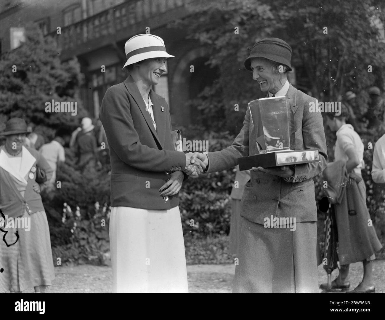 Britische Golferinnen besiegen französische Frauen im internationalen Spiel. Ein Team von britischen Golferinnen besiegte ein französisches Team auf dem St. George ' s Hill Course in Weybridge, Surrey. Foto zeigt ; die beiden Kapitäne, Frau P Hodson und Madame Vagliano mit dem Pokal nach dem Spiel . 29 Juni 1933 Stockfoto