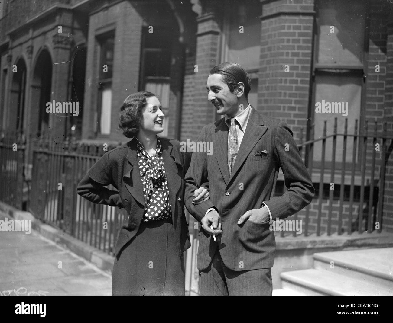 Lord Ebury vermählt heimlich die Nichte des Abgeordneten. Lord Ebury, der erst 19 Jahre alt ist, wurde im Standesamt von Kensington mit Miss Anne Acland - Troyte, der 21-jährigen Nichte des Oberstleutnants C. J. Acland - Troyte, MP für Tiverton, verheiratet. Eine Menge hatte vor der Kasse in Erwartung der Ankunft des jungen Paares gewartet, aber abdriftete. Die Braut und der Bräutigam gingen dann unsichtbar hinein. Als sie kurz vor ihrer geheimen Ehe fotografiert wurden, erklärten Lord Ebury und seine Verlobte, dass sie wochenlang nicht verheiratet sein würden. Foto zeigt ; Lord Ebury und Miss Ann Acland - Troyte Pho Stockfoto