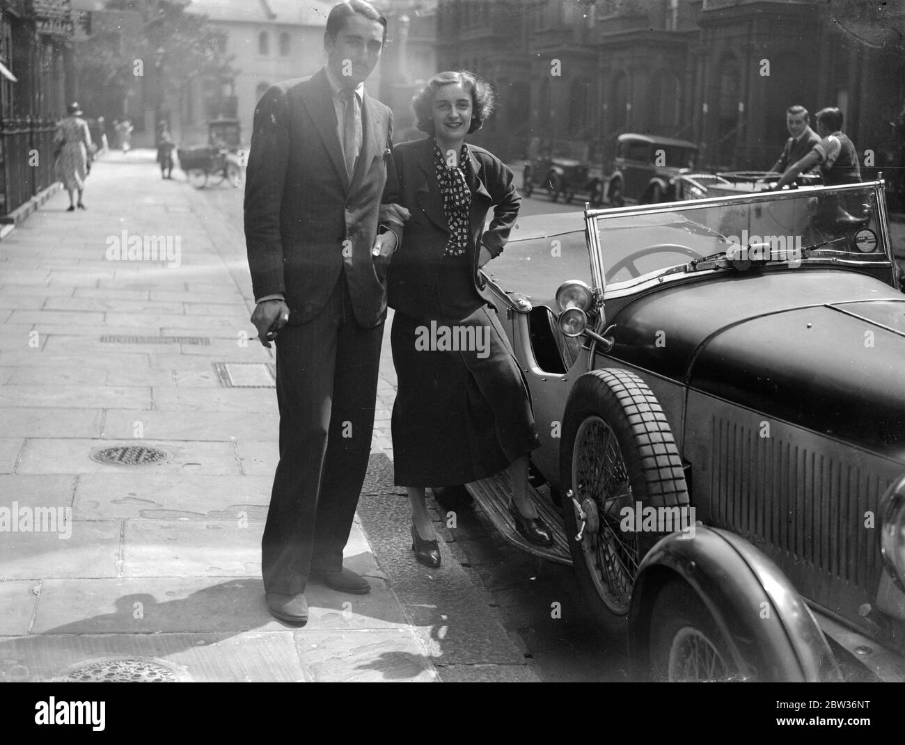 Lord Ebury vermählt heimlich die Nichte des Abgeordneten. Lord Ebury, der erst 19 Jahre alt ist, wurde im Standesamt von Kensington mit Miss Anne Acland - Troyte, der 21-jährigen Nichte des Oberstleutnants C. J. Acland - Troyte, MP für Tiverton, verheiratet. Eine Menge hatte vor der Kasse in Erwartung der Ankunft des jungen Paares gewartet, aber abdriftete. Die Braut und der Bräutigam gingen dann unsichtbar hinein. Als sie kurz vor ihrer geheimen Ehe fotografiert wurden, erklärten Lord Ebury und seine Verlobte, dass sie wochenlang nicht verheiratet sein würden. Foto zeigt ; Lord Ebury und Miss Ann Acland - Troyte Pho Stockfoto