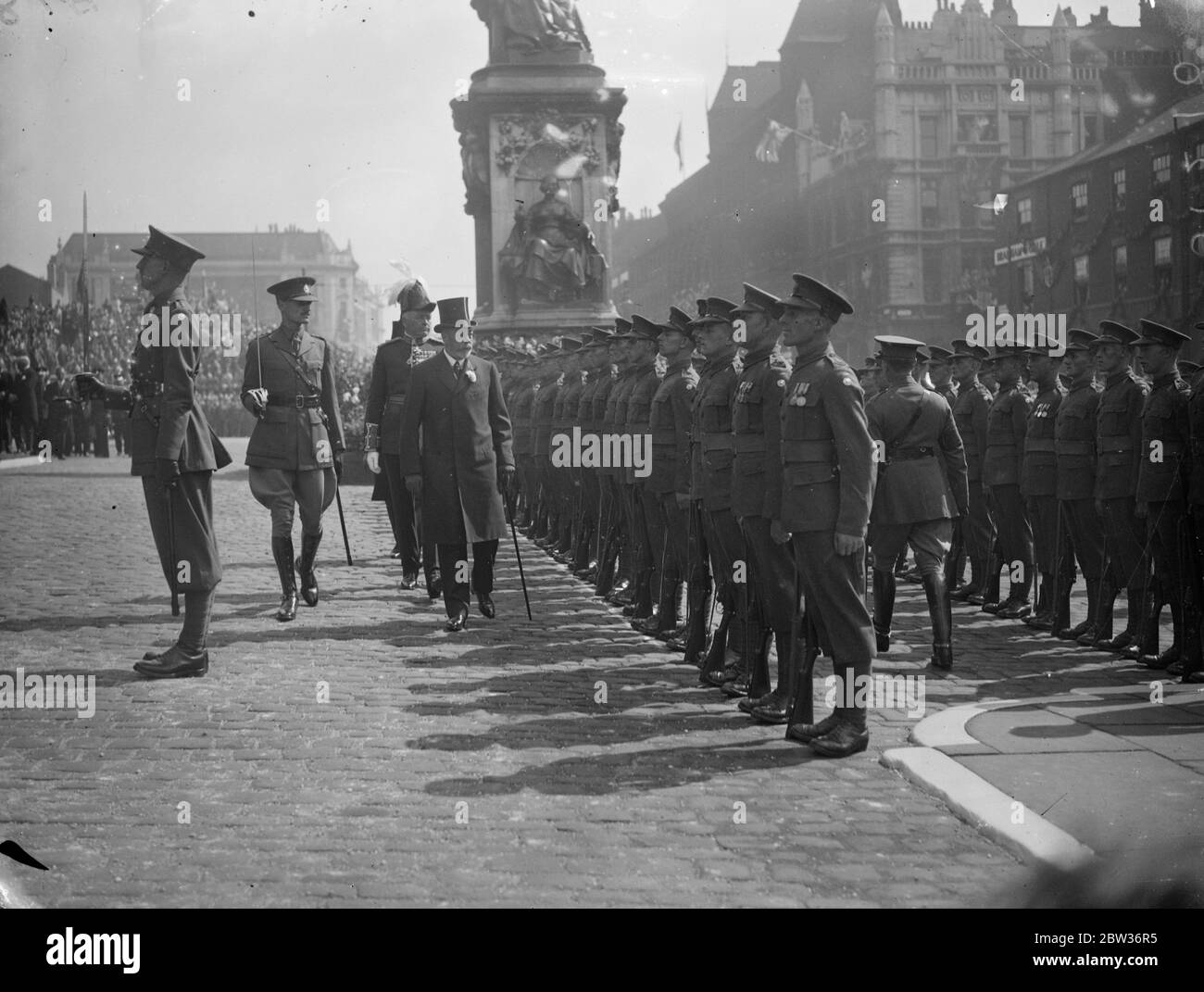 König und Königin öffnen große neue Bürgerhalle in Leeds. Foto zeigt ; König George V. inspiziert die Ehrengarde in Leeds 23 August 1933 Stockfoto