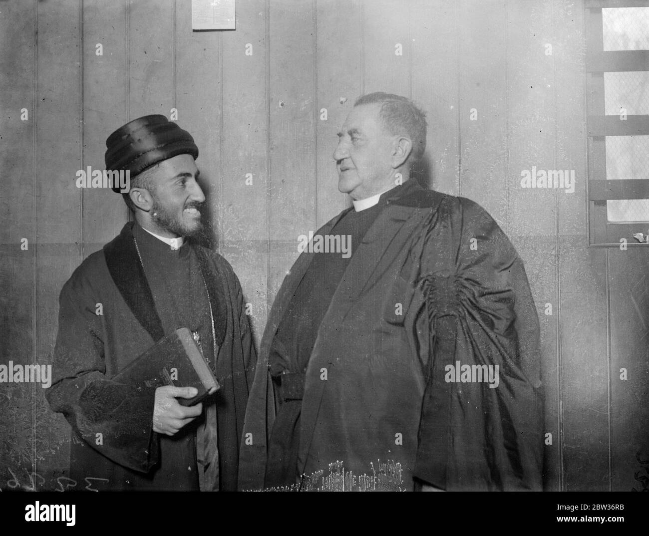 Exilpatriarch von Assyrern in London. Mar Shimun, der junge Patriarch der Assyrer, der ins Exil geschickt wurde, ist in London. Er verließ sein Land, als die britische Regierung nach dem Ausbruch an der irakischen Grenze und dem angeblichen Massaker an Assyrern aufgefordert wurde, ihn an einen sicheren Ort zu bringen. Mar Shimun, erhielt einen Teil der Ausbildung in St. Augustine ' s College, Canterbury, ist die spirituelle und temporalhead einer bemerkenswerten Körper von Assyrern, etwa 25, 000 von ihnen sind im Irak. Er durfte reisen, unter der Bedingung, dass er nicht die Schwierigkeiten seines Volkes vorbringen würde. Stockfoto