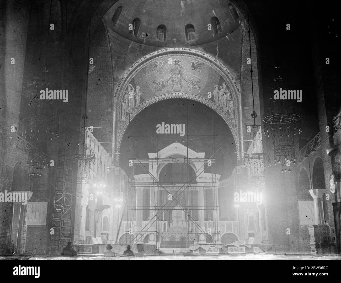 Westminster Cathedral Mosaiken zum ersten Mal beleuchtet. Die Mosaike, die vor kurzem in der Westminster Cathedral, London, wurden zum ersten Mal beleuchtet, so dass die Öffentlichkeit konnte sie inspizieren. Die gesamte Arbeit wird in zehn Jahren abgeschlossen sein. Es wird von speziell aus Italien mitgebrachten Experten durchgeführt. Foto zeigt ; das Flutlicht Mosaik auf dem Tympanon über dem Baldachino in der Westminster Cathedral . 27. November 1933 Stockfoto