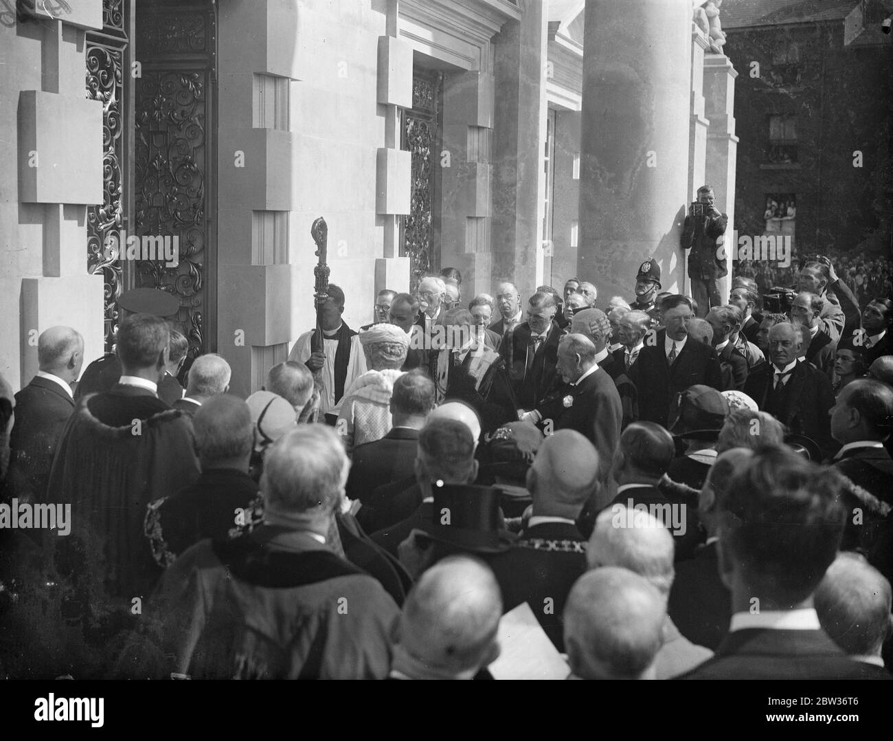 Der König und die Königin eröffnen eine große neue Stadthalle in Leeds. Foto zeigt ; König George und Königin Mary betreten das neue Rathaus durch die Menge der Beamten . Bis 23. August 1933 Stockfoto