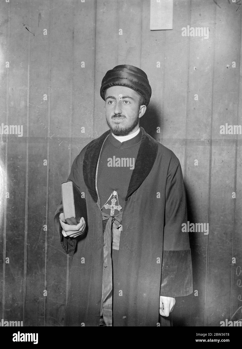 Exilpatriarch von Assyrern in London. Mar Shimun, der junge Patriarch der Assyrer, der ins Exil geschickt wurde, ist in London. Er verließ sein Land, als die britische Regierung nach dem Ausbruch an der irakischen Grenze und dem angeblichen Massaker an Assyrern aufgefordert wurde, ihn an einen sicheren Ort zu bringen. Mar Shimun, erhielt einen Teil der Ausbildung in St. Augustine ' s College, Canterbury, ist die spirituelle und zeitliche Leiter einer bemerkenswerten Körper von Assyrern, etwa 25, 000 von ihnen sind im Irak. Er durfte reisen, unter der Bedingung, dass er nicht die Schwierigkeiten seines Volkes vorbringen würde. Stockfoto