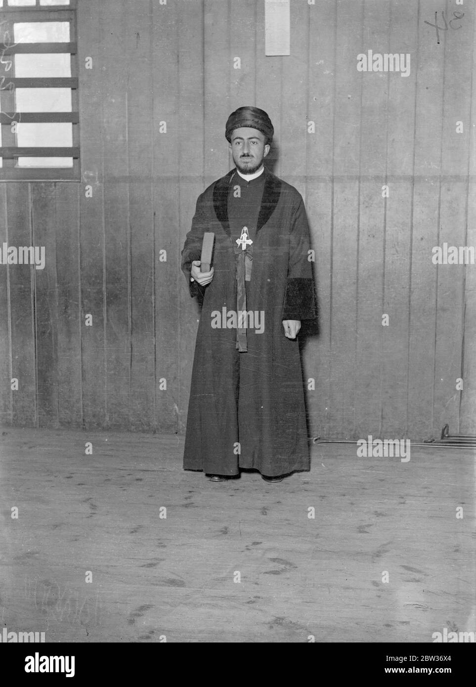 Exilpatriarch von Assyrern in London. Mar Shimun, der junge Patriarch der Assyrer, der ins Exil geschickt wurde, ist in London. Er verließ sein Land, als die britische Regierung nach dem Ausbruch an der irakischen Grenze und dem angeblichen Massaker an Assyrern aufgefordert wurde, ihn an einen sicheren Ort zu bringen. Mar Shimun, erhielt einen Teil der Ausbildung in St. Augustine ' s College, Canterbury, ist die spirituelle und temporalhead einer bemerkenswerten Körper von Assyrern, etwa 25, 000 von ihnen sind im Irak. Er durfte reisen, unter der Bedingung, dass er nicht die Schwierigkeiten seines Volkes vorbringen würde. Stockfoto