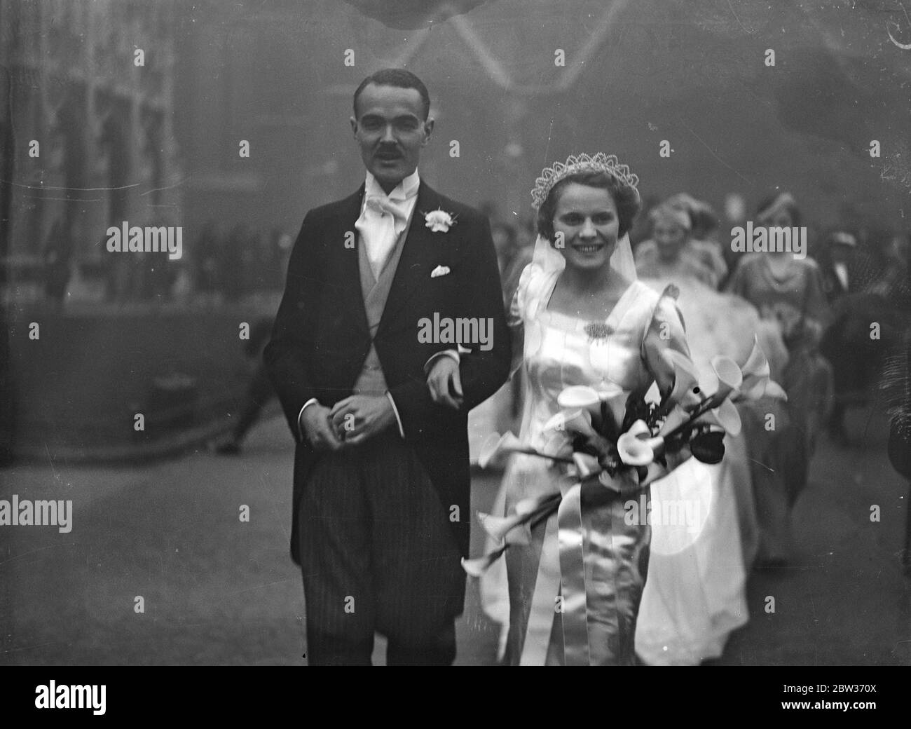 Ann Todd vermählt den Enkel von Lily Langtry. Miss Ann Todd, die Schauspielerin, war verheiratet in St. Margaret ' s Church, Westminster, London, Herrn Victor Malcolm, Sohn von Sir Ian und Lady Malcolm und Enkel von Lily Langtry, die gefeierte Schönheit. Foto zeigt ; die Braut und Bräutigam verlassen die Kirche . Dezember 1933 Stockfoto