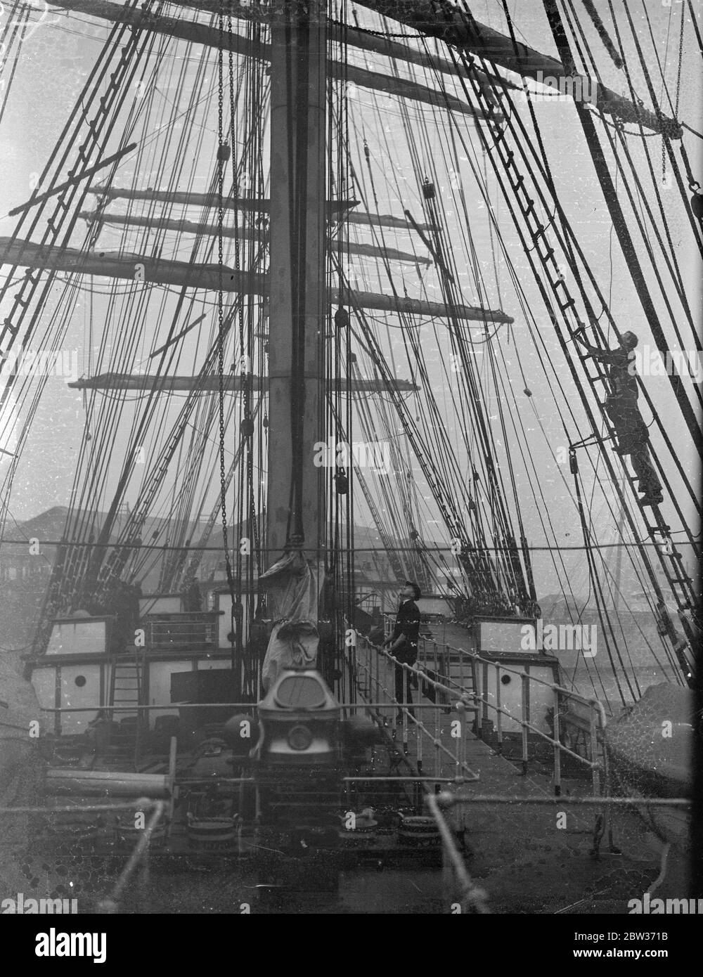 Abschied von London, der majestätische "Lawhill" segelt nach Australien - eine Reise von neunzig Tagen. In den frühen Morgenstunden soll die Segelbarke Lawhill, eines der wenigen noch verbliebenen Schiffe ihrer Art und eine der malerischsten Sehenswürdigkeiten, die das Meer zu bieten hat, auf ihrer neunzig-tägigen Reise nach Australien segeln. Sie kam am westindischen Dock an, um vor kurzem ihre Ladung Getreide zu entladen. Foto zeigt; Blick auf das Deck der Lawhill in West India Dock, London. Dezember 1933 Stockfoto