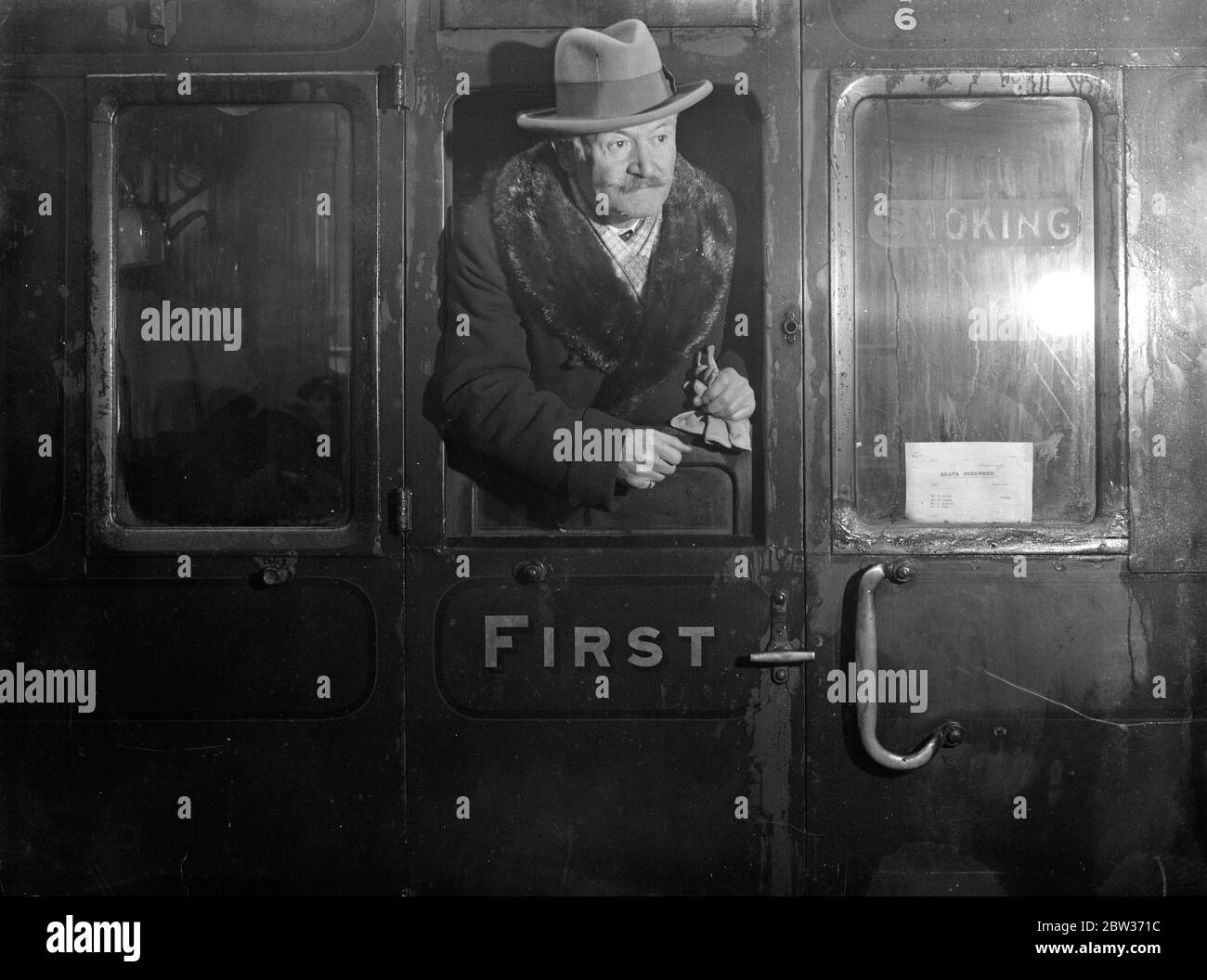 Herr Philip de Lazlo geht nach New York . Herr Philip A de Lazlo , der berühmte Porträtmaler, verließ Waterloo auf der Berengaria-Bootsbahn nach New York. Foto zeigt; Herr Philip de Lazlo Verlassen Waterloo Station, London auf dem Boot Zug. Dezember 1933 Stockfoto