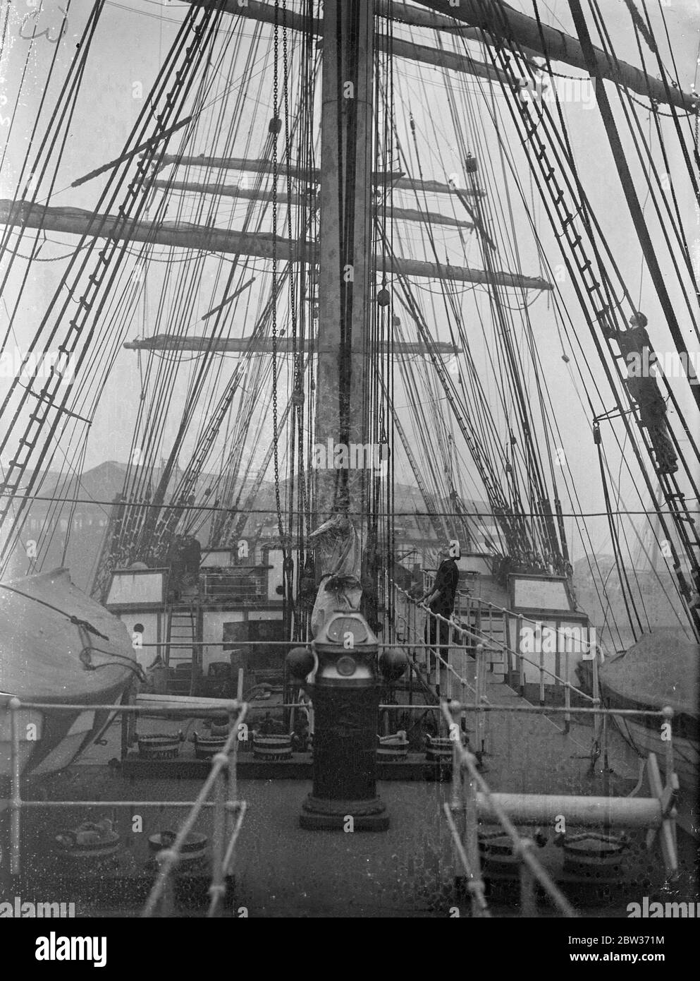 Abschied von London, der majestätische "Lawhill" segelt nach Australien - eine Reise von neunzig Tagen. In den frühen Morgenstunden soll die Segelbarke Lawhill, eines der wenigen noch verbliebenen Schiffe ihrer Art und eine der malerischsten Sehenswürdigkeiten, die das Meer zu bieten hat, auf ihrer neunzig-tägigen Reise nach Australien segeln. Sie kam am westindischen Dock an, um vor kurzem ihre Ladung Getreide zu entladen. Foto zeigt; Blick auf das Deck der Lawhill in West India Dock, London. Dezember 1933 Stockfoto