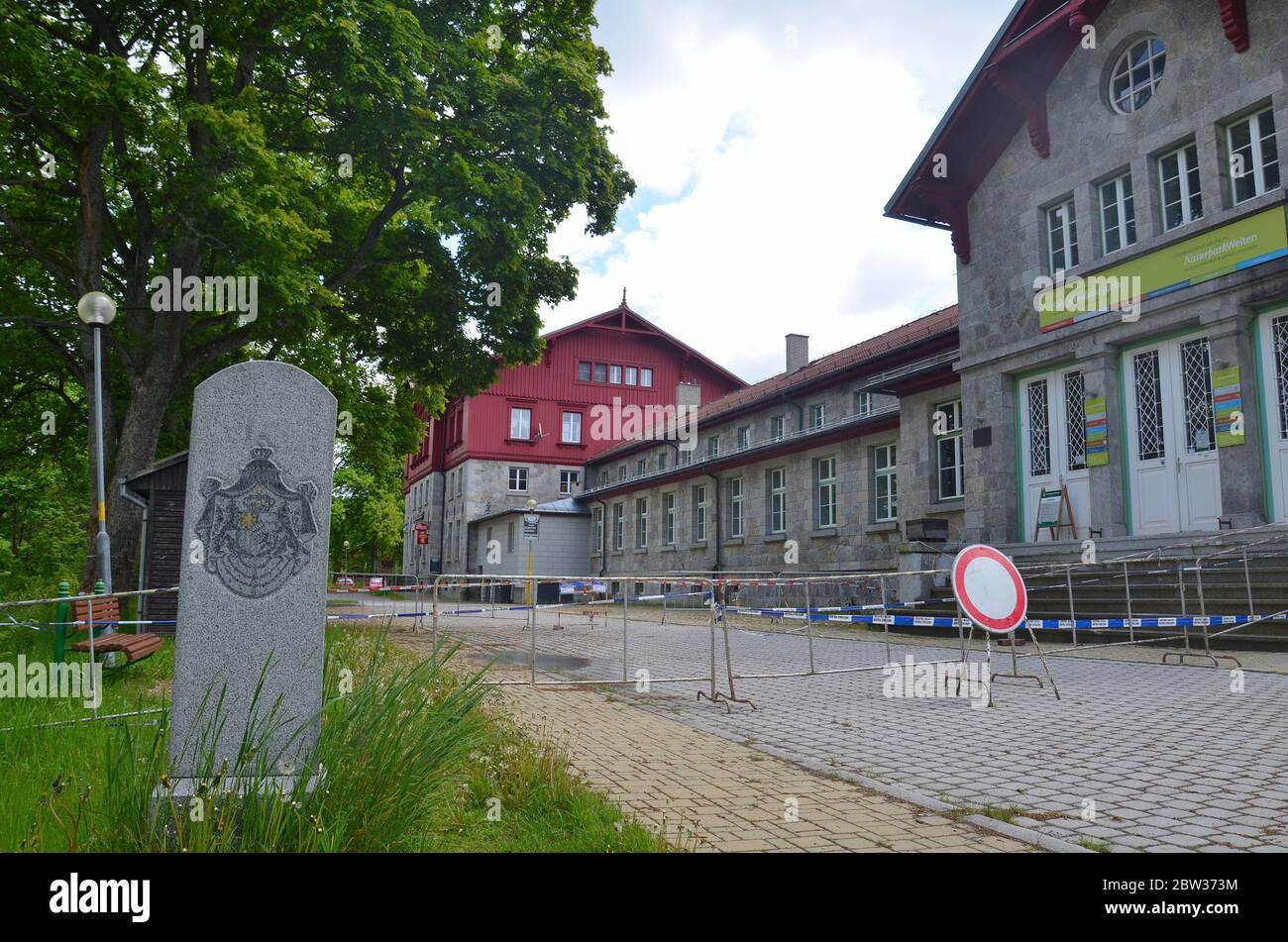 Bayerisch Eisenstein, Zelezna Ruda, Alzbetin, Grenzort zu Tschechien: Grenzbahnhof, am 28.05.2020 wegen Coronavius noch nicht passierbar, Grenzstein Stockfoto