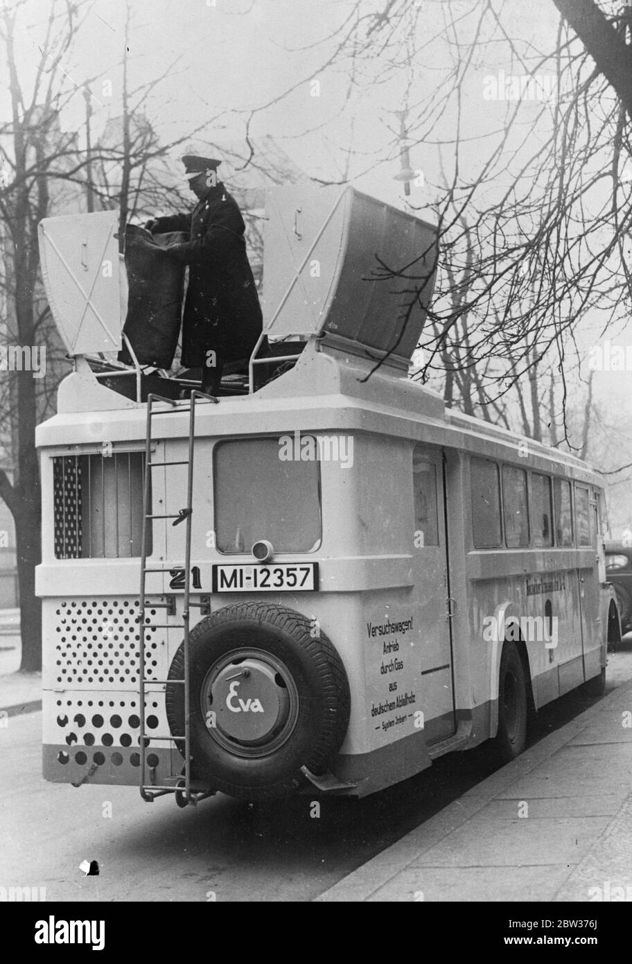 Motorbus, der von Holz angetrieben wird. Einsparung von achtzig Prozent mit neuem Kraftstoff . Ein mit Holz abgesaugten Gas betriebener Autobus wurde in Rostock in den öffentlichen Dienst gestellt. Das Holz wird durch einen speziellen Ofen, mit dem das Fahrzeug ausgestattet ist, zu Gas gemacht. Es wird geschätzt, dass damit eine Wirtschaftlichkeit von 70 bis 80 Prozent bei den Betriebskosten bewirkt werden kann. Foto zeigt ; der neue Motorbus mit seinem Gas aus Holz Apparat . 18 Dezember 1933 Stockfoto