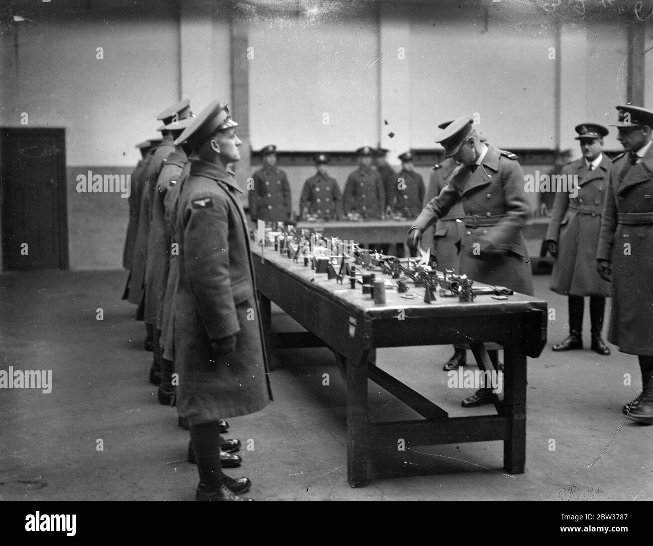 Air Marshal Sir Hugh Dowding inspiziert Werkstätten an der Halton School of Technical Training für Flugzeugschüler. Die Weitergabe - aus Inspektion von Flugzeugen Lehrlinge an No 1 School of Technical Training (Lehrlinge), Halton, wurde von Air Marshal Sir Hugh Dowding gemacht. KCB , CMG , Air Mitglied des Rates für Versorgung und Forschung . Foto zeigt ; Air Marshal Sir Hugh Dowding Inspektion der Werkstätten und die Arbeit von Flugzeugen Lehrlinge getan . 19 Dezember 1933 Stockfoto