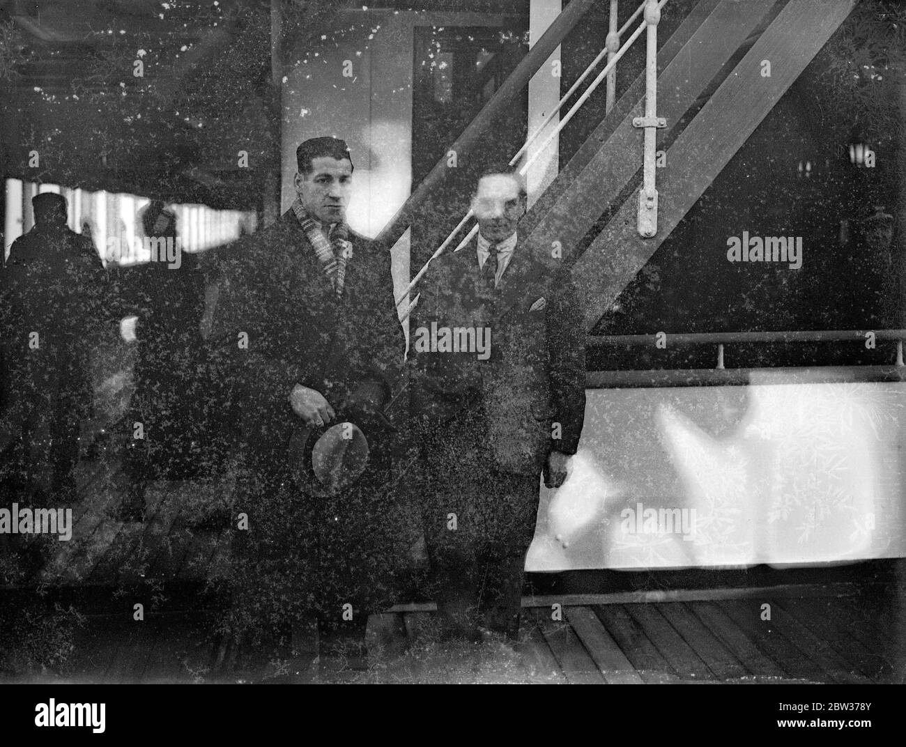Len Harvey und seine Frau verlassen Southampton auf weihnachtskreuzfahrt. Len Harvey, der britische Schwergewichtsmeister, verließ Southampton mit seiner Frau und seinem Sohn auf dem Liner Arandora Star für eine Weihnachtskreuzfahrt. Auf dem gleichen Boot war der Yorkshire Kricketspieler Herbert Sutcliffe mit seiner Frau und Familie. Foto zeigt ; Len Harvey und Herbert Sutcliffe an Bord des Arandora Star in Southampton . 18 Dezember 1933 Stockfoto