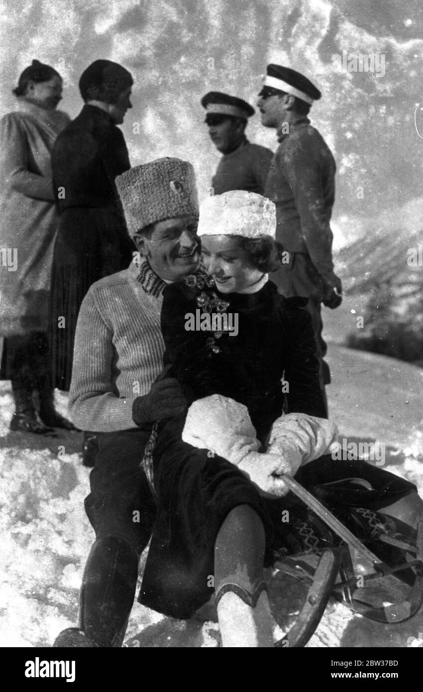 Auf dem bob Schlitten in St. Moritz. Danelle Darieux, und Albert Prejean, die beiden tschechoslowakischen Filmstars, beginnend auf dem bob Schlitten in St. Moritz, Schweiz. 30 Dezember 1933 Stockfoto