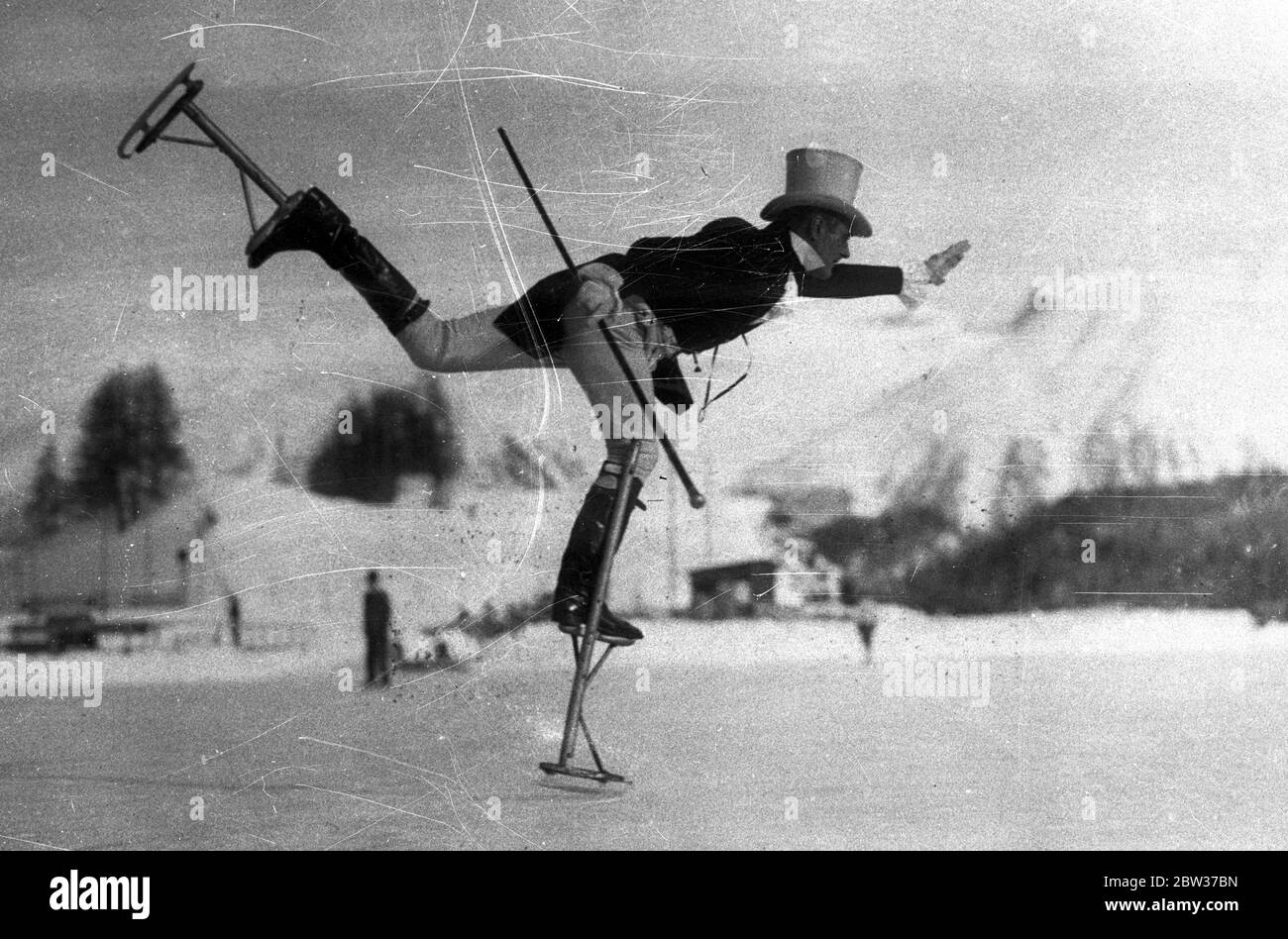 Akrobatik auf Stelzen in St. Moritz. St. Moritz Schweiz ist jetzt voll mit Besuchern, und der Wintersport ist in vollem Gange. Phil Taylor führt akrobatische Tricks auf dem Eis in St. Moritz durch. 30 Dezember 1933 Stockfoto