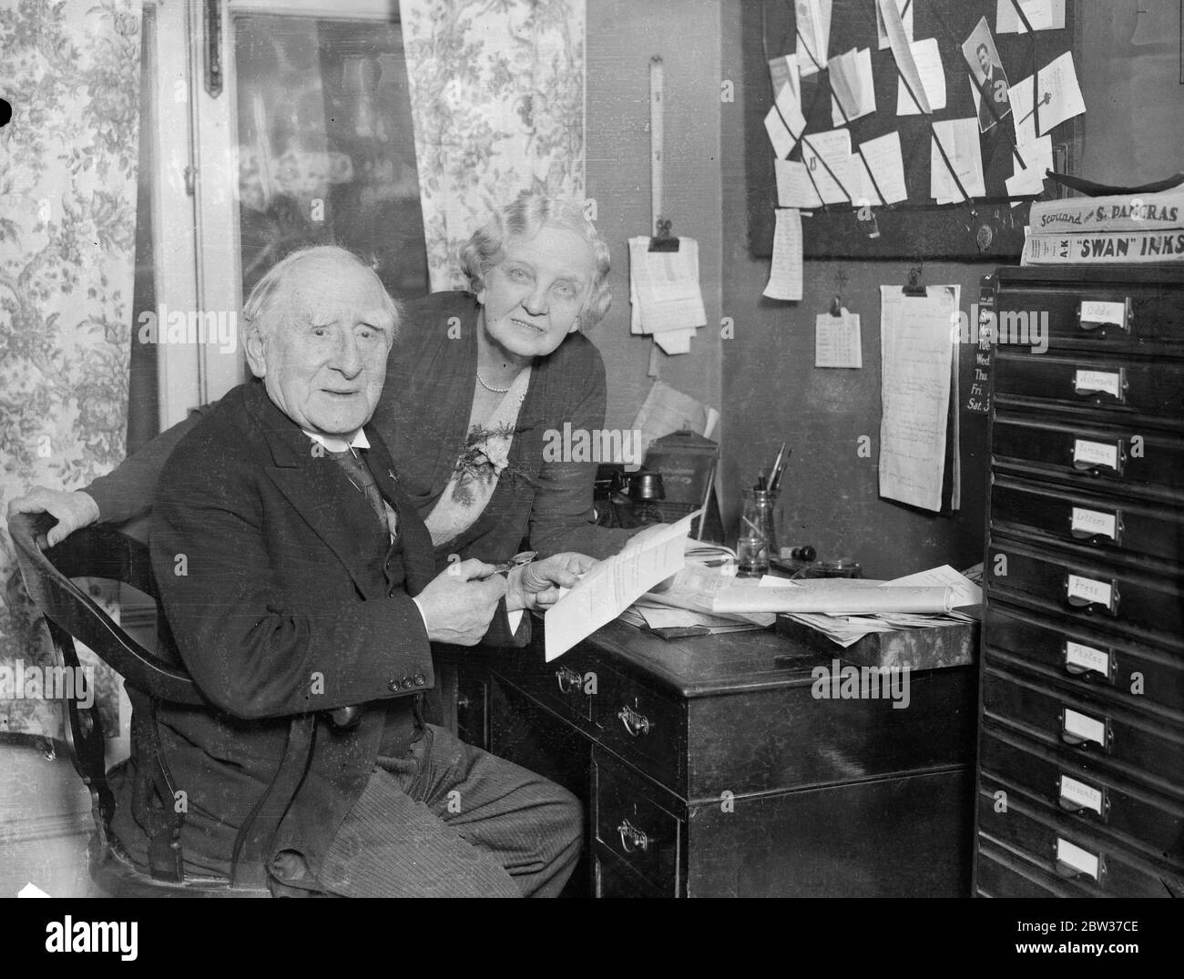 Prince of Wales gratuliert Charles Coborn Veteran Musikhalle Künstler zum goldenen Hochzeitstag . Der Prinz von Wales hat einen Brief an Herrn Charles Coborn, die Veteranen Musikhalle Künstler, und seine Frau auf die Feier ihrer goldenen Hochzeit anniverary geschickt. Herr Coborn ist 80 und seine Frau 74. Trotz seines Alters trampt er immer noch das Land singen und spielen. Foto zeigt, Herr Charles Coborn mit seiner Frau liest seinen Glückwunschbrief vom Prince of Wales, in ihrem Haus in Maida Vale, London. 26. Januar 1932 Stockfoto