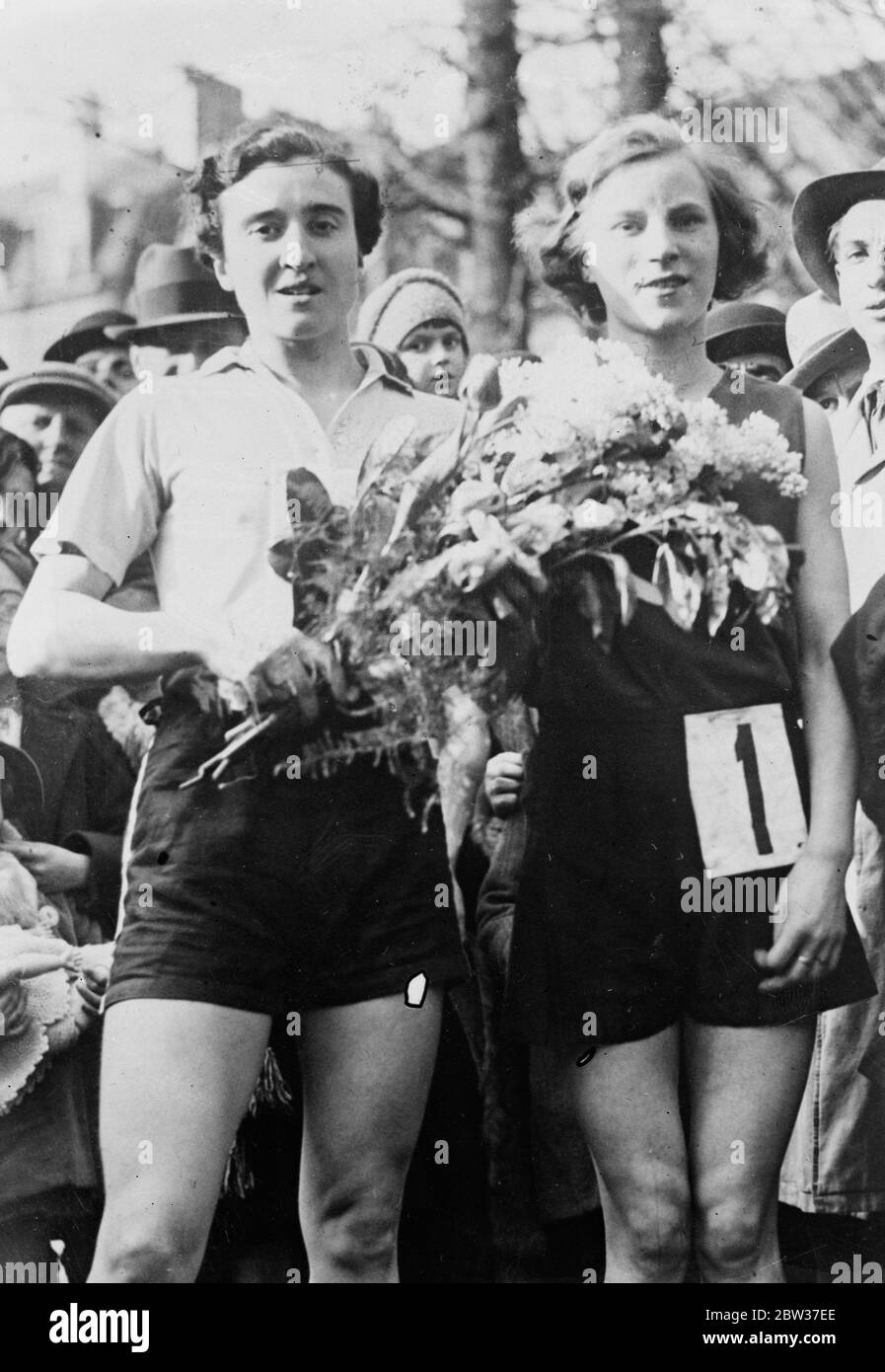 Sieger des internationalen Frauen-Cross-Country-Rennens in Brüssel. Mlle Lenoir aus Frankreich gewann das internationale Frauen-Cross-Country-Rennen in Brüssel. Mlle Jeanne Scuffrian von Belgien wurde Zweiter. Foto zeigt Mlle Lenoir (links) und Mlle Souffriau nach dem Rennen. 27 März 1934 Stockfoto
