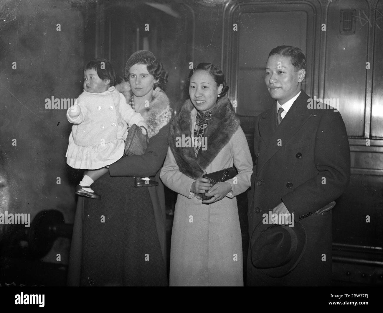 Der chinesische Prinz und die Prinzessin verlassen London nach Mandschukuo. Die Prinzessin Jun Ho und ihr Mann Prinz Cheng TUI - ai verließ Euston Station, London, auf der Herzogin von Richmond Bootszug für Manchukuo, um die Prinzessin ' s Bruder, Pu Yi, Kaiser von Manchukuo beitreten. Mit ihnen war ihre kleine Tochter. Sie sind seit zwei Jahren als Herr und Frau Cheng in England. Foto zeigt, der Prinz und Prinzessin und ihre Tochter am Bahnhof Euston fotografiert, bevor sie auf dem Boot Zug. 23 März 1934 Stockfoto