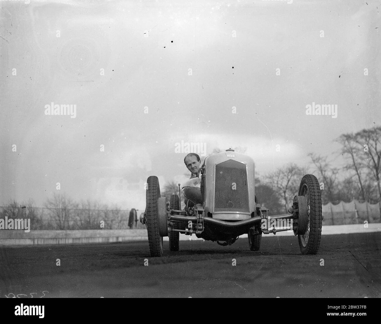 Berühmte Fahrer, um einen neuen Rekord für 1500 ccm Autos in Crystal Palace am Samstag. Mr R G J Nash , der berühmte Bergsteiger Exponent , in einem speziellen super aufgeladen Anzani Nash Auto , ist es, einen neuen Landrekord für Autos der 1500 cc-Klasse , auf der Crystal Palace Speedway Strecke , am Samstag zu etablieren . Bei Voreinstellung ist kein Rundenrekord für Autos dieser Klasse. Fotos zeigen, Herr R G J Nash in seinem super geladenen Anzani Nash Auto, bei Geschwindigkeit während des Übungspraktik für den Rekord im Crystal Palace. 27 März 1934 Stockfoto