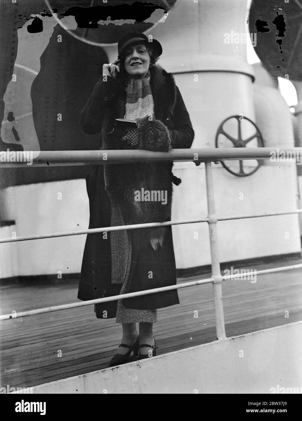Ethel Barrymore kommt in England an. Miss Ethel Barrymore, die Schauspielerin Schwester von John und Lionel Barrymore, kam mit dem Liner Aquitania in Southampton an. Miss Barrymore wird in london auf der Bühne stehen. Foto zeigt, Ethel Barrymore an Bord der Aquitania bei der Ankunft in Southampton. 17. Januar 1934 Stockfoto