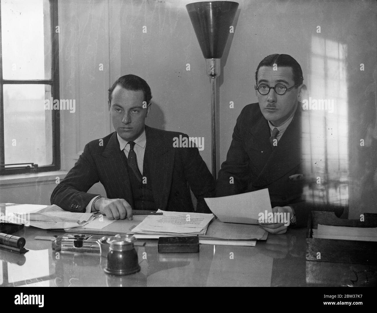 21 Jahre alt Speed King eröffnet Büro in London, von dem er die Welt Motorrader herausfordern wird. Herr Whitney Straight , der 21-jährige amerikanische Millionär, der als Cambridge Undergraduate-Rennfahrer berühmt wurde, hat ein Büro in Bush House, Aldwych, London eröffnet, von dem aus er Herausforderungen an die Welt des Motorsports herausgeben wird. Er hat eine Flotte von fünf der angeblich schnellsten Autos der Welt gekauft, die neueste Typ Maseratis, und wird in nicht weniger als siebenunddreißig Rennen auf dem Kontinent konkurrieren, einschließlich aller großen Grand Prix Wettbewerbe. Er hat auch ein schnelles Flugzeug für erworben Stockfoto