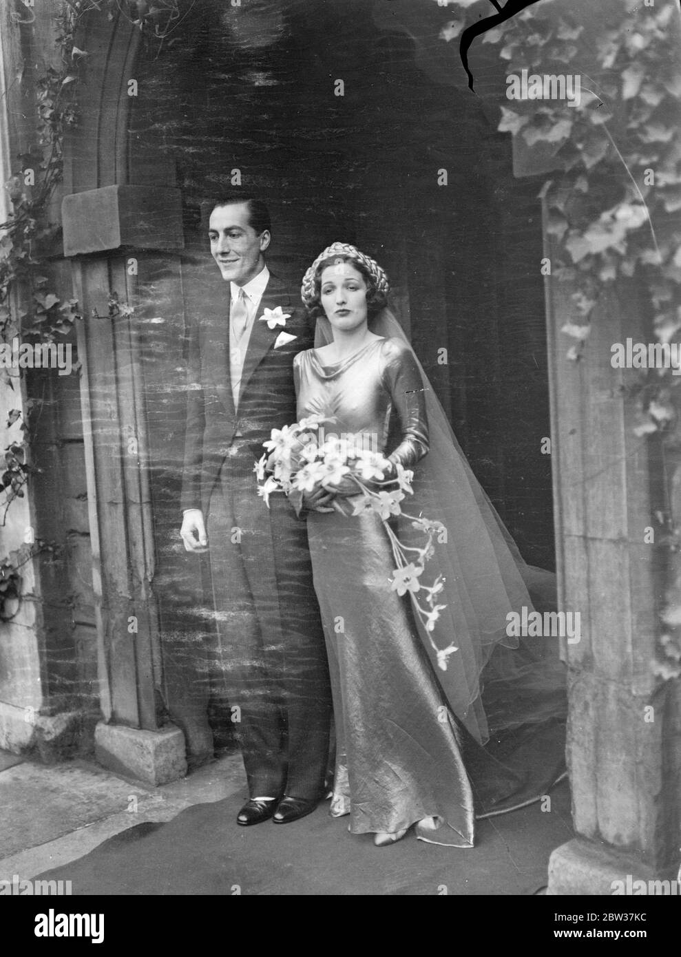 Tochter von berühmten Rennpferd Trainer vermählt Sohn des ehemaligen MP in St Clement Danes Church , London . Die Hochzeit von Miss Violet Mary Whitakes Tochter von Captain Percy Whitaker Tochter von Captain Percy Whitaker , der berühmte Rennpferd Trainer , Herrn John Paget , Sohn von Major Guy Paget , der ehemalige MP für Bosworth Division , fand in St Clement Danes Church , London: Foto zeigt, die Braut und Bräutigam verlassen nach der Zeremonie. 16. Januar 1934 Stockfoto